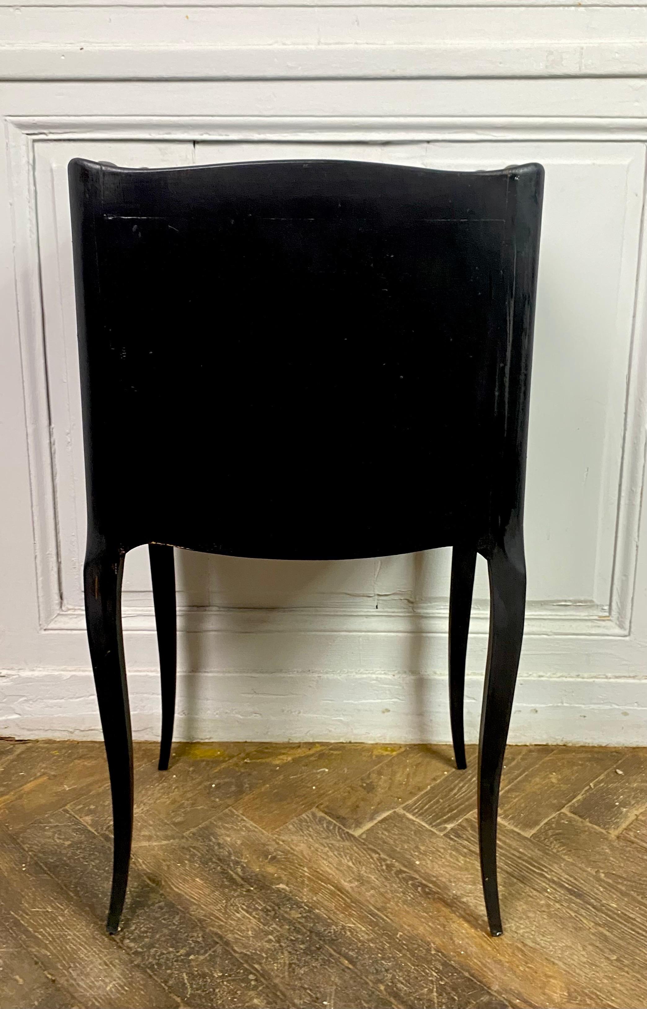 20ième siècle Table de chevet noire française Table de nuit Style Louis XV Trois tiroirs XXème France en vente
