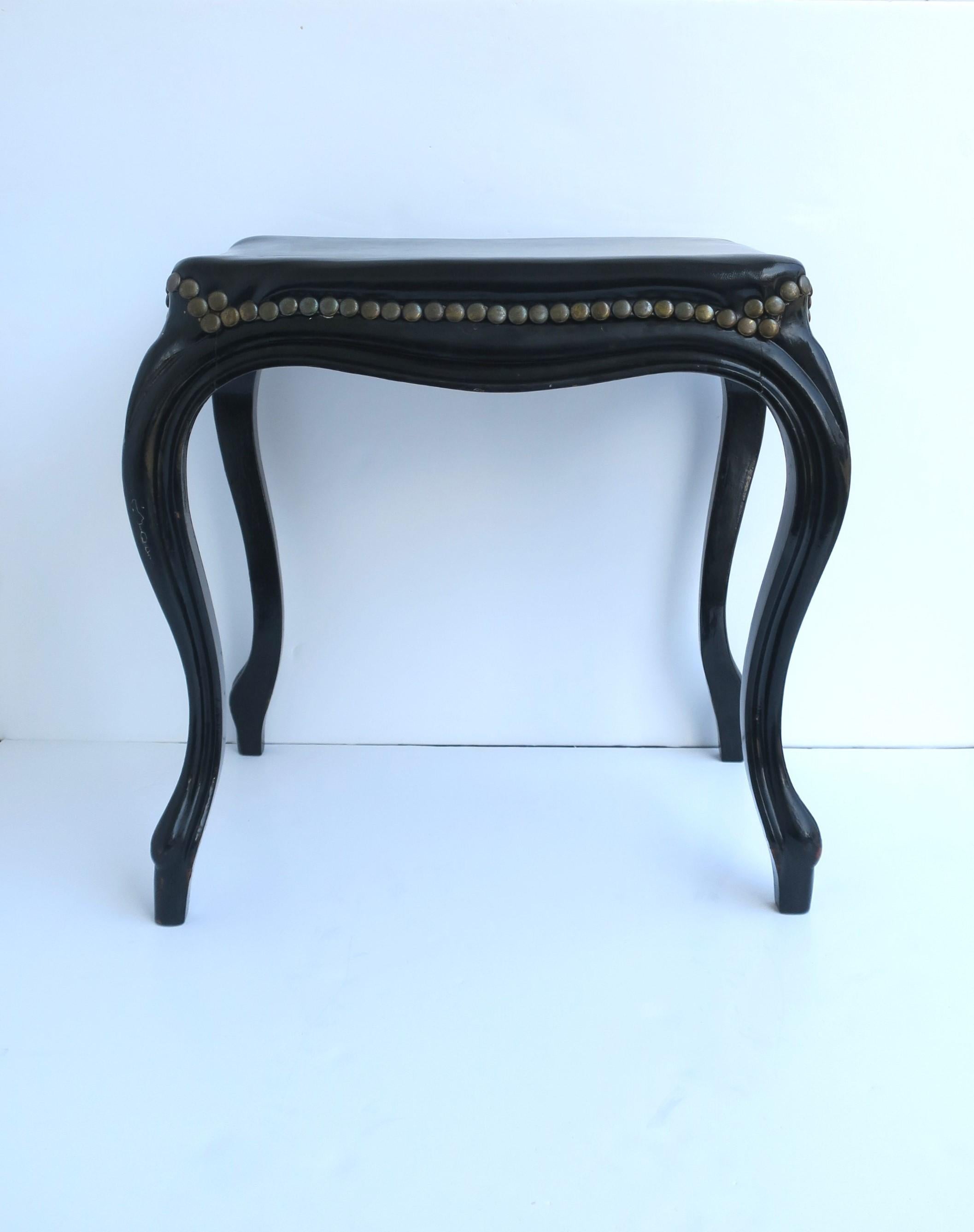 Banc ou tabouret chic en bois noir, période néo-rococo, vers le début du XXe siècle, France. Ce banc ou tabouret présente de belles lignes néo-rococo/art nouveau, une base en laque noire brillante, un rembourrage en plume (faux-cuir) noire de