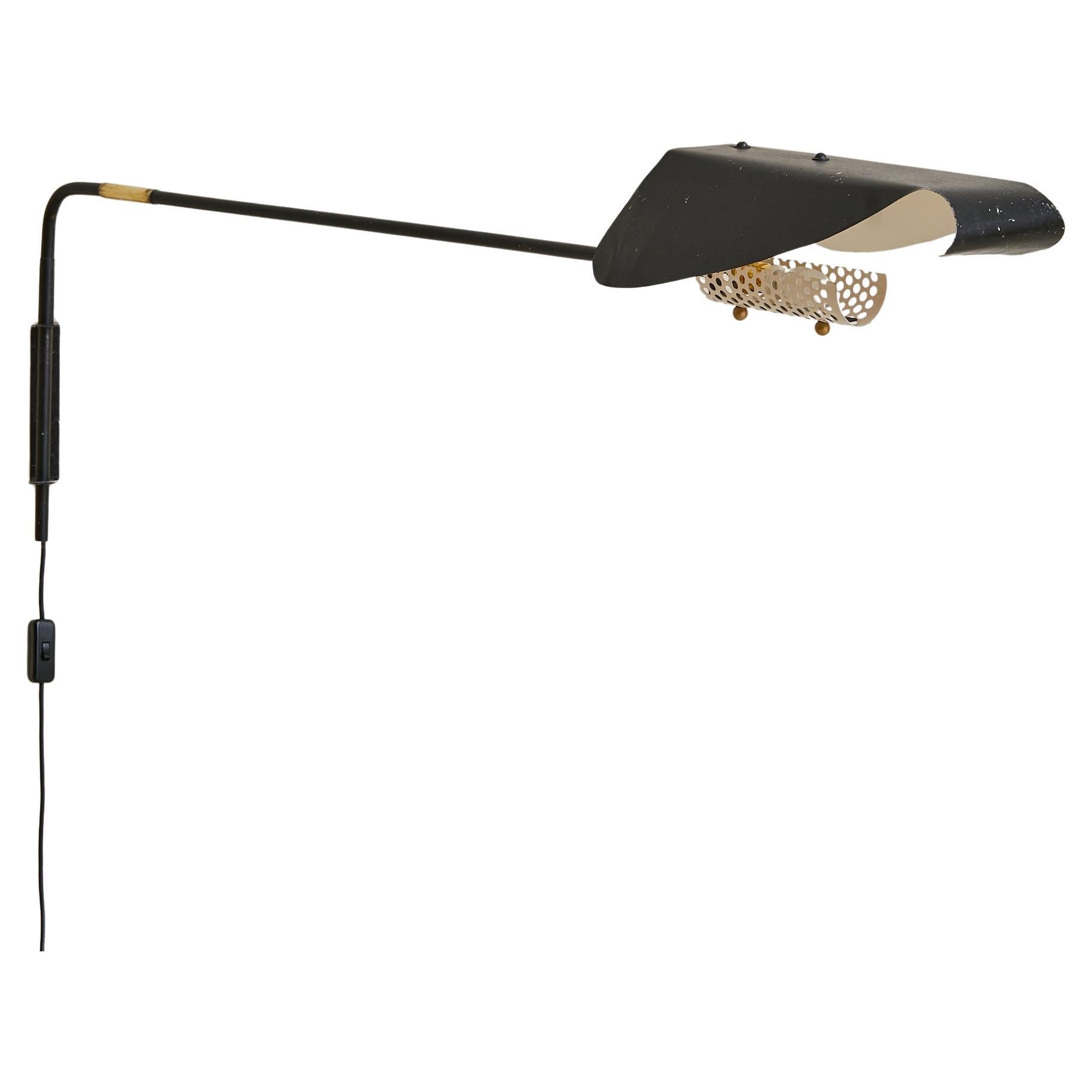 Applique francese a braccio oscillante in nero e ottone con diffusore traforato, anni 
60 in vendita