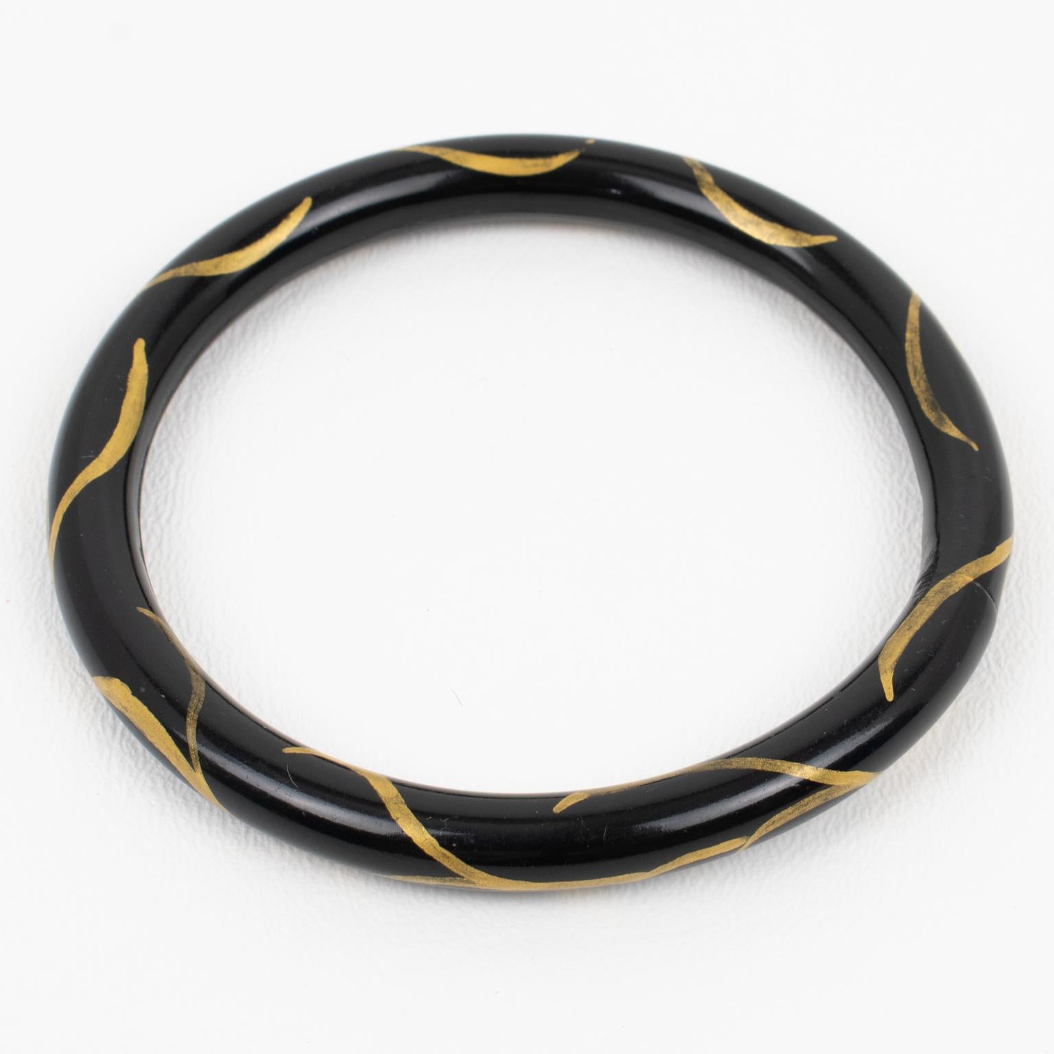 Dies ist eine schöne 1920er Jahre Französisch Art Deco Celluloid Armband Armreif. Es hat die Form einer leichten, hohlen Röhre mit einem Branch-Design rund um das Armband. 
Die Technik des hohlen Armbands ist eine uralte Technik, die zu Beginn des