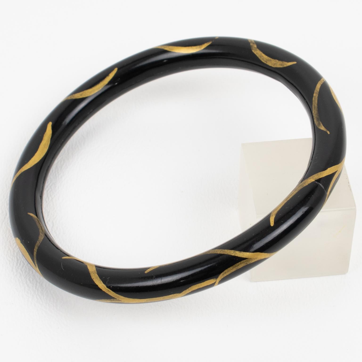 Französischer Armreif aus schwarzem Zelluloid mit Goldapplikation (Art déco) im Angebot