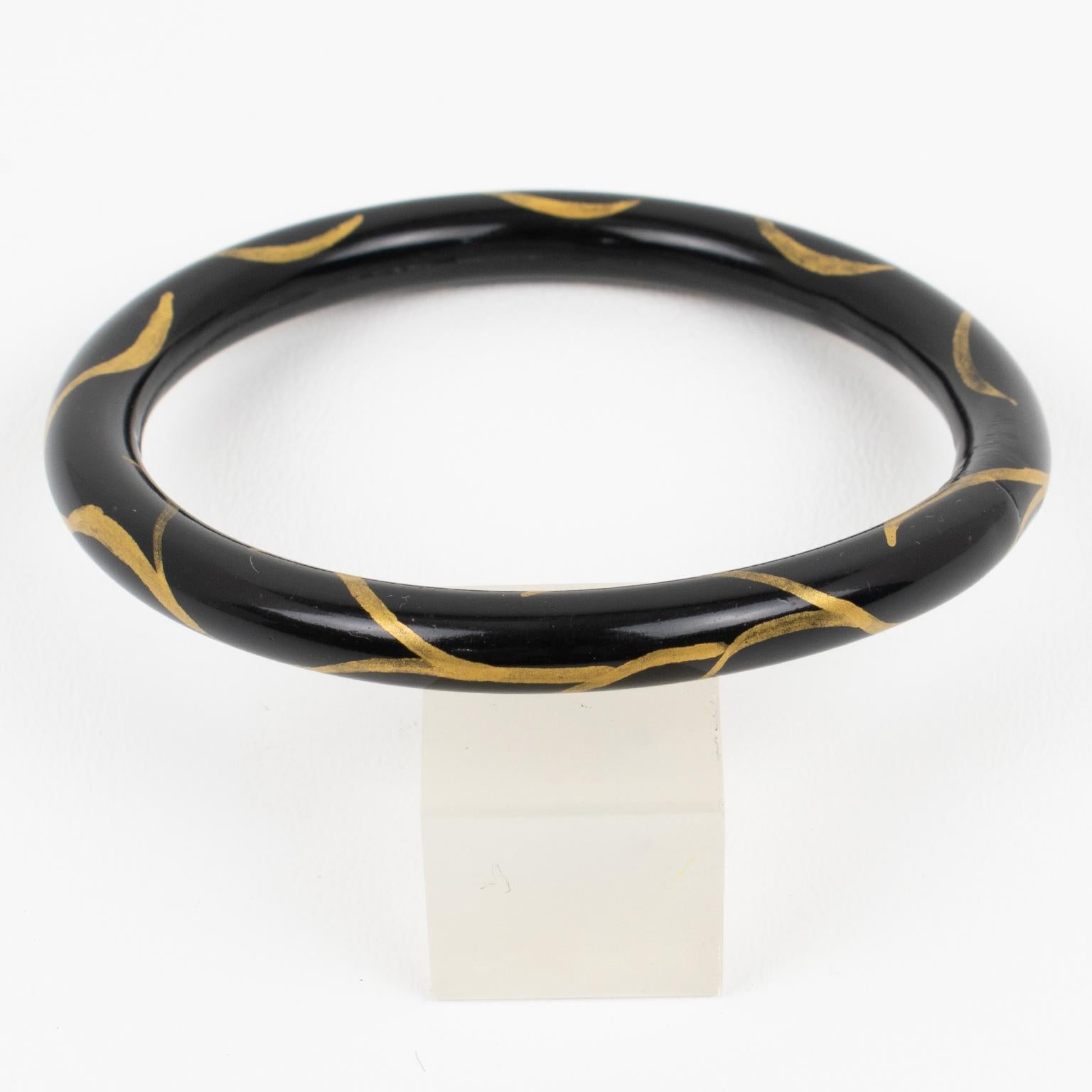 Französischer Armreif aus schwarzem Zelluloid mit Goldapplikation im Zustand „Hervorragend“ im Angebot in Atlanta, GA