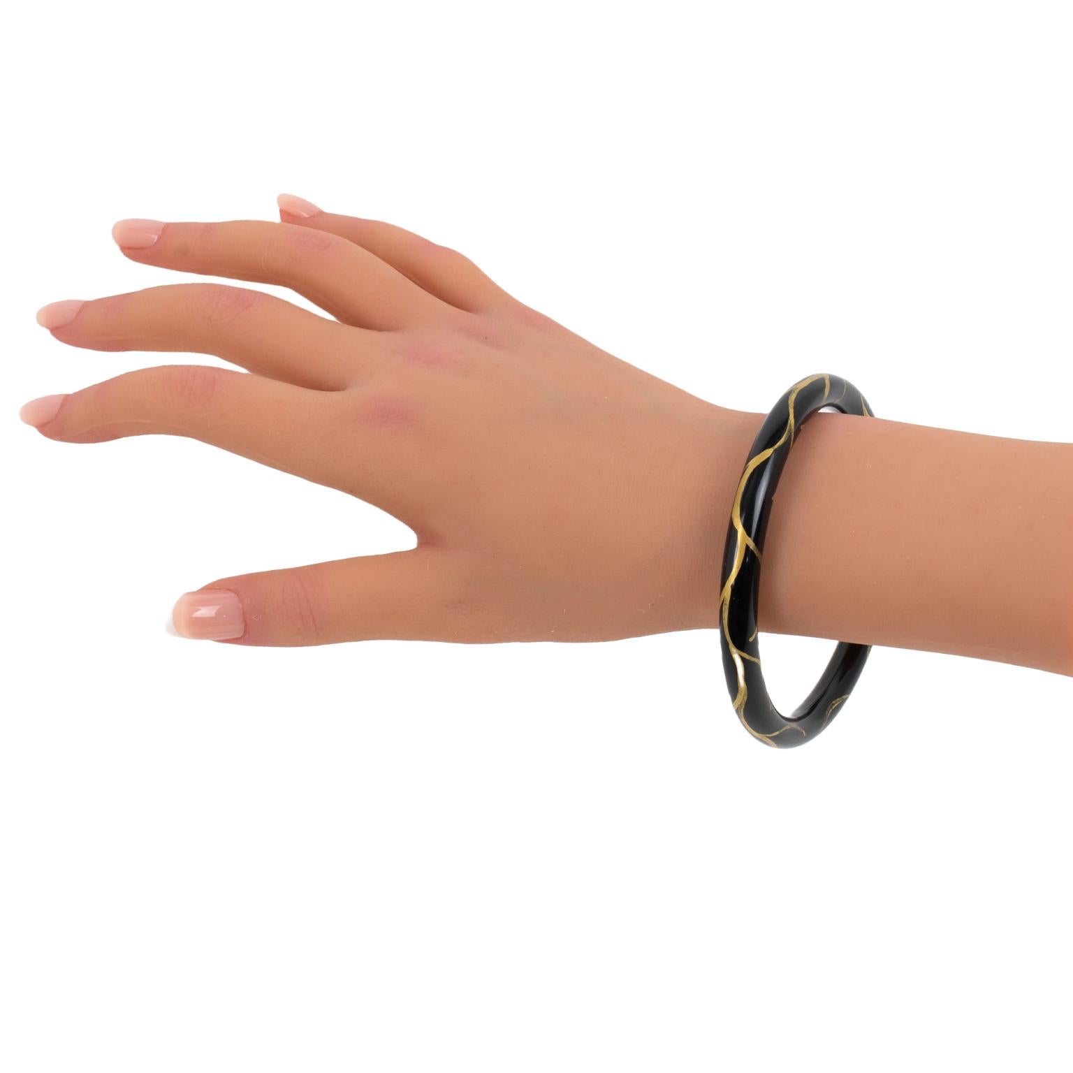 Französischer Armreif aus schwarzem Zelluloid mit Goldapplikation für Damen oder Herren im Angebot