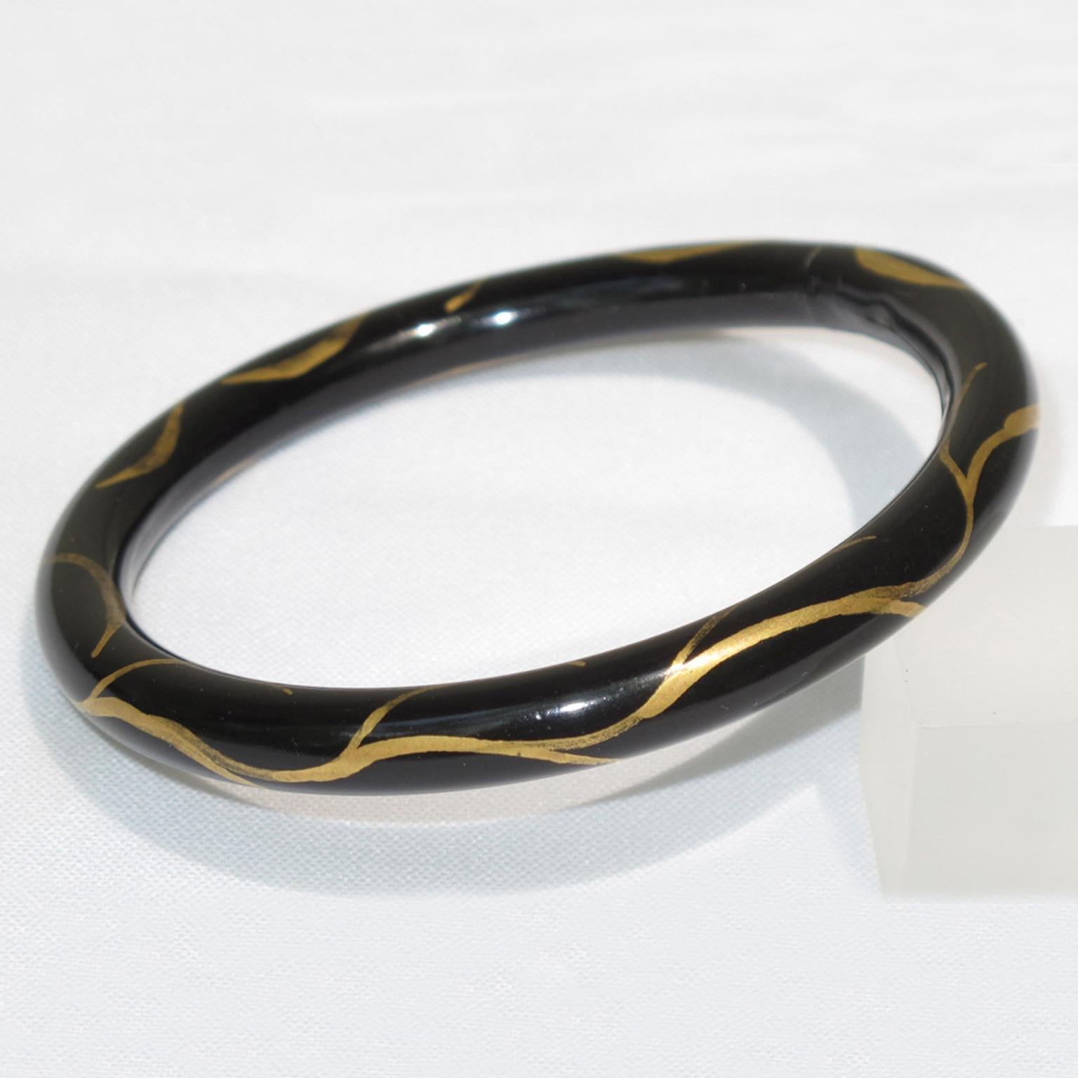 Französischer Armreif aus schwarzem Zelluloid mit Goldapplikation im Angebot 1