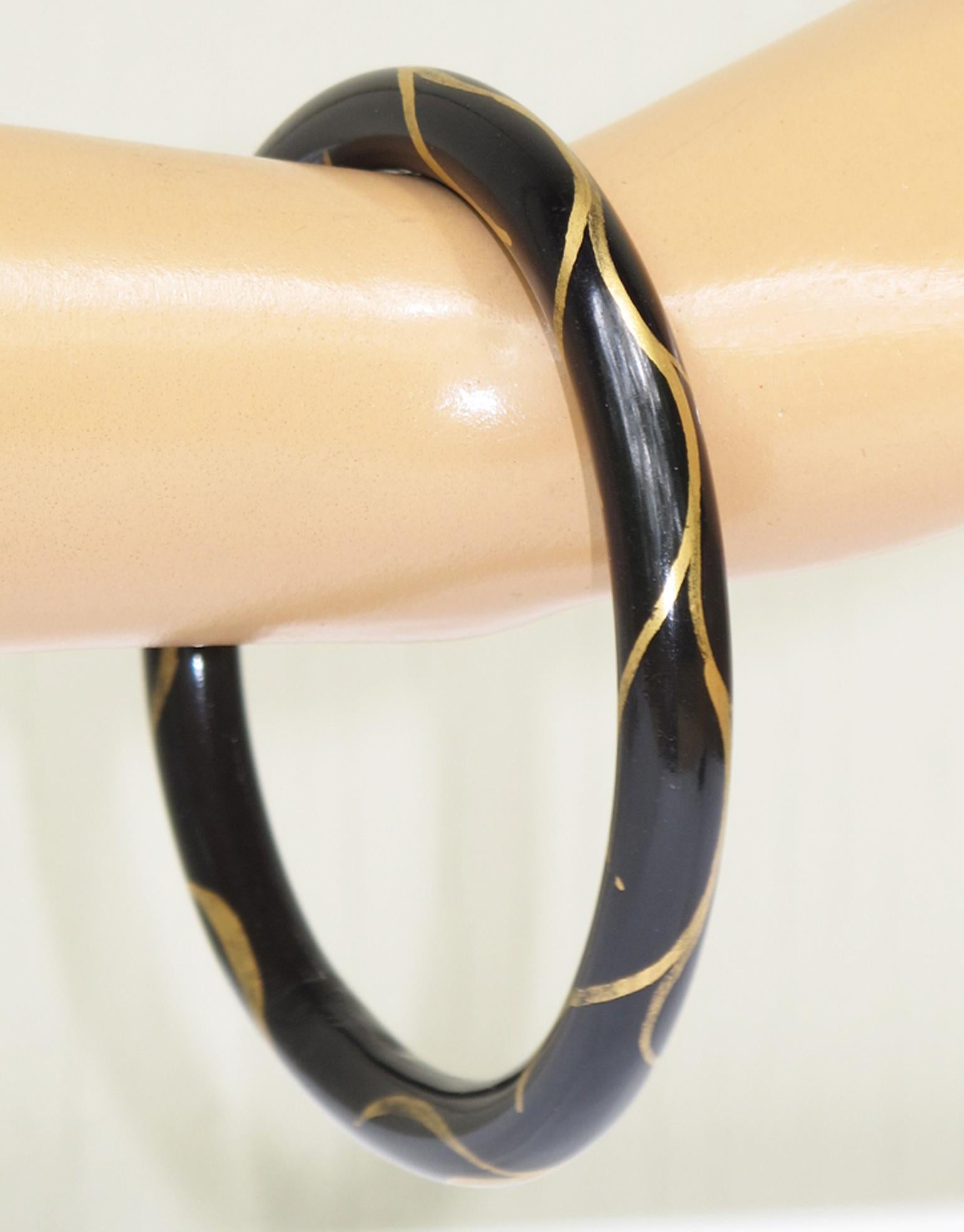Französischer Armreif aus schwarzem Zelluloid mit Goldapplikation im Angebot 2