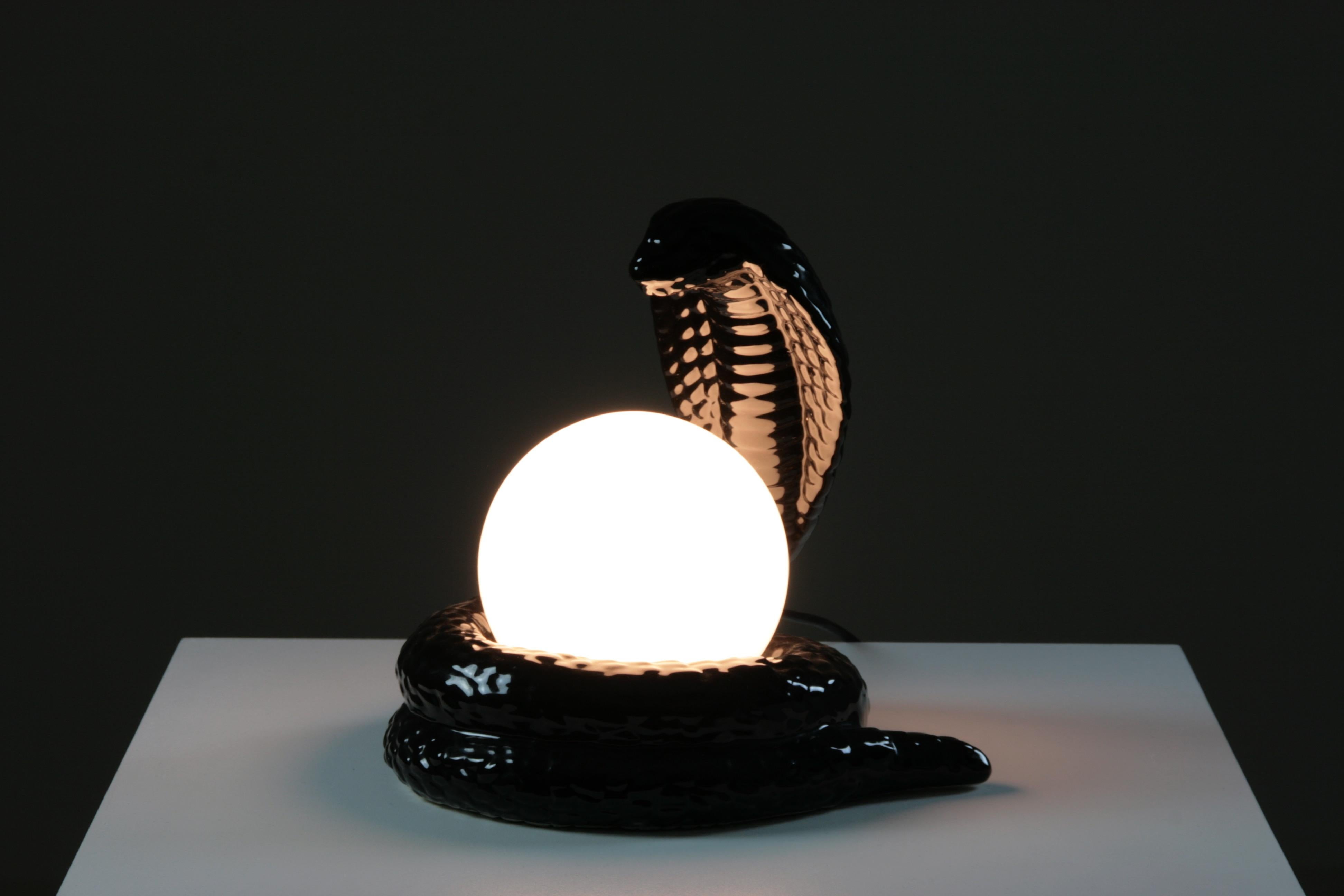 Lampe de bureau française Cobra en céramique noire, années 1980 en vente 6