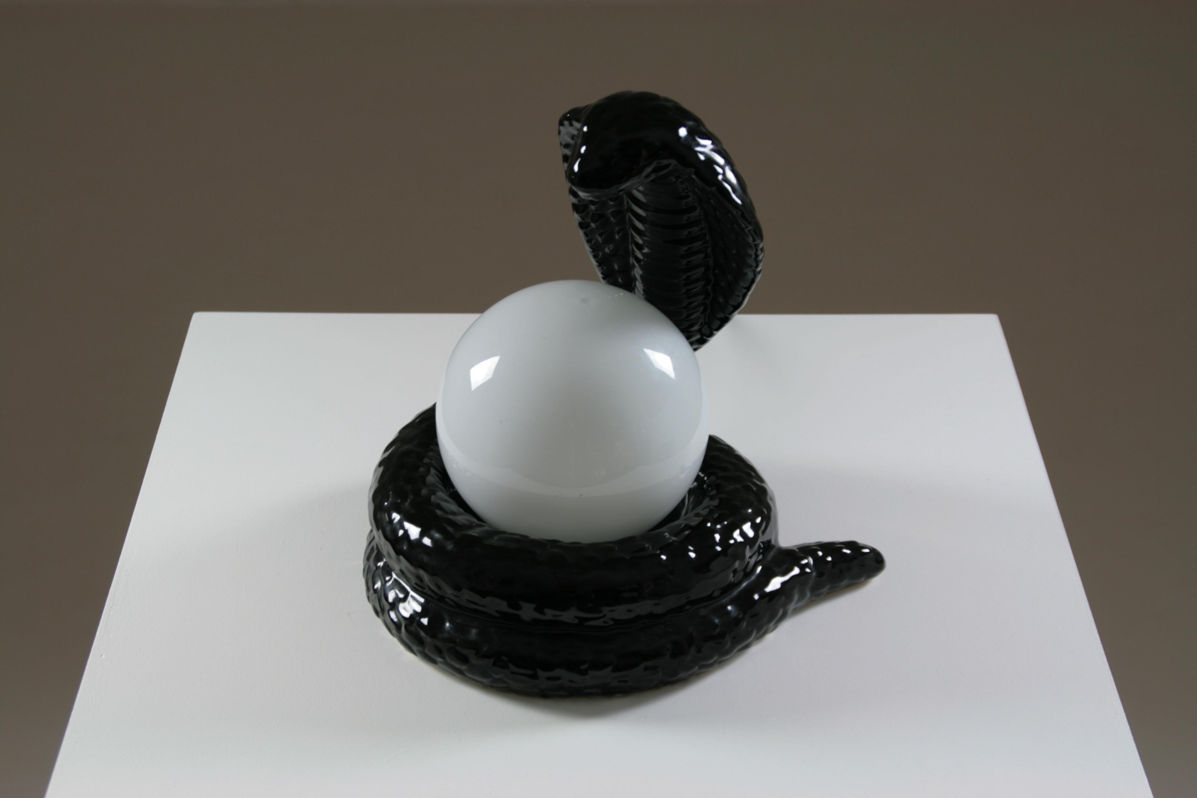 French Black Ceramic Cobra Table Lamp, 1980s In Good Condition For Sale In GRENOBLE, FR