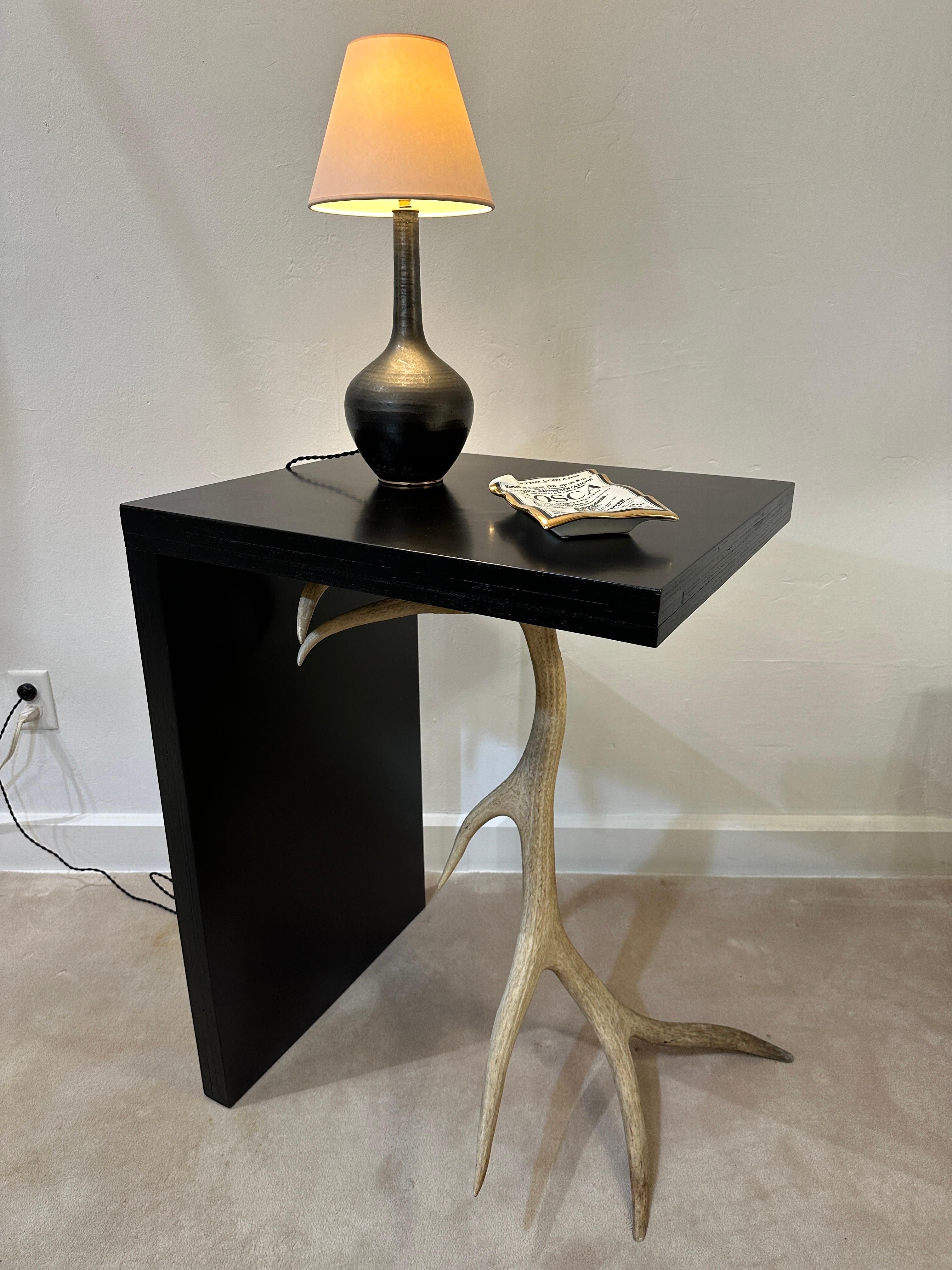 Französische schwarze Keramiklampe von Jean Marais, signiert (Moderne der Mitte des Jahrhunderts) im Angebot