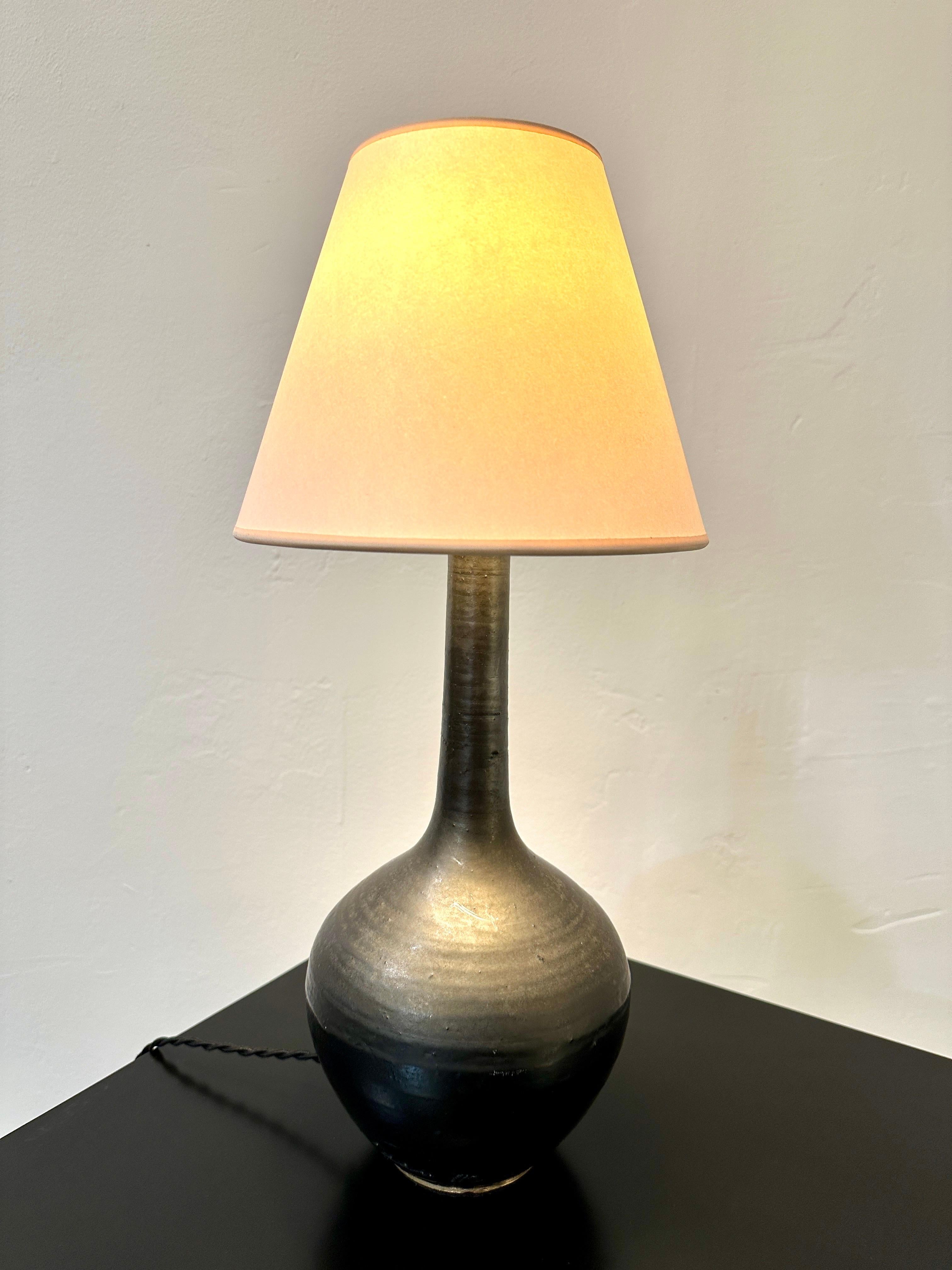 Französische schwarze Keramiklampe von Jean Marais, signiert im Angebot 3