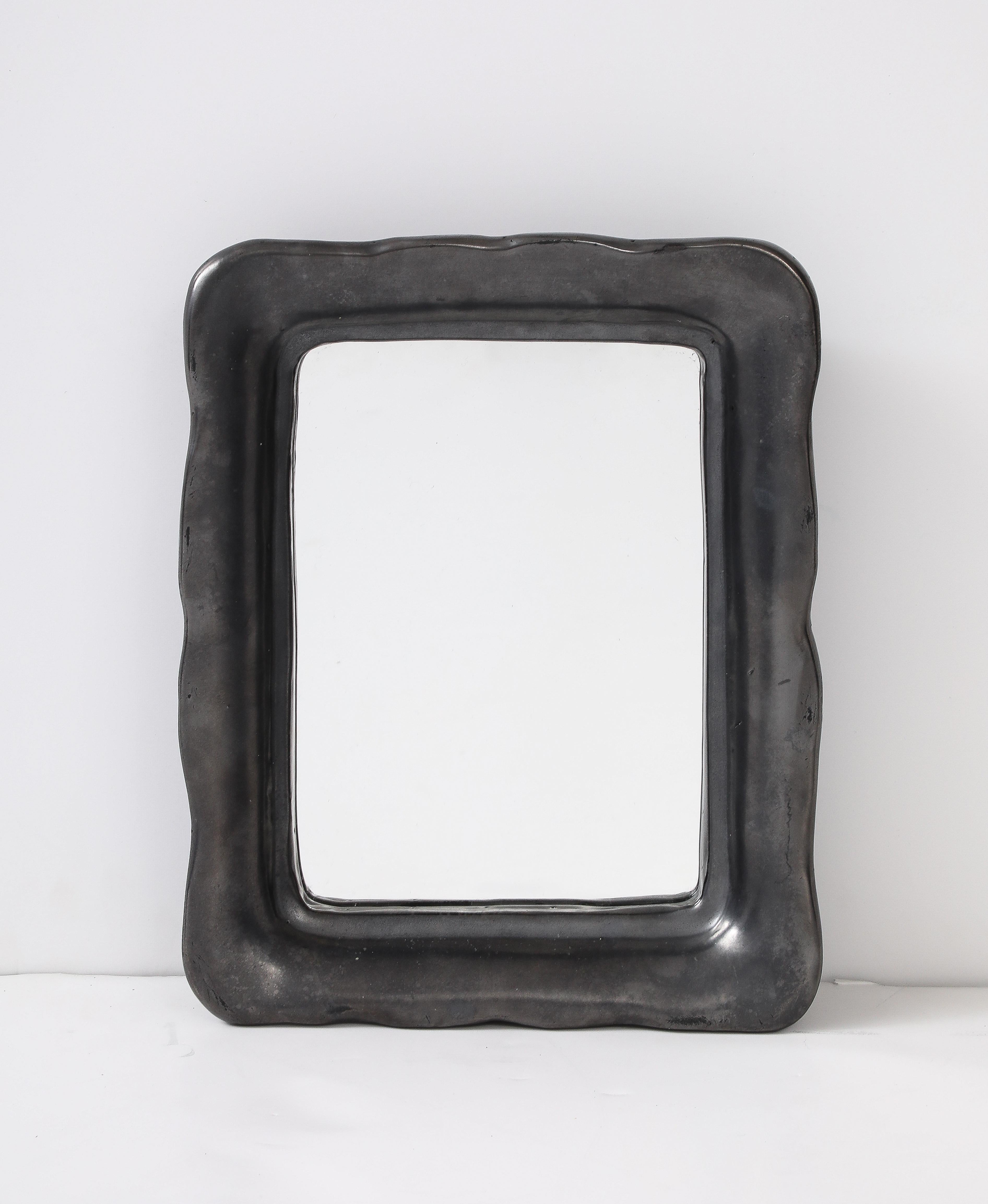 Bellissimo specchio francese smerlato in ceramica nera, stile Jouve, anni '50
 
H: 11,5 L: 9 P: 2 pollici.