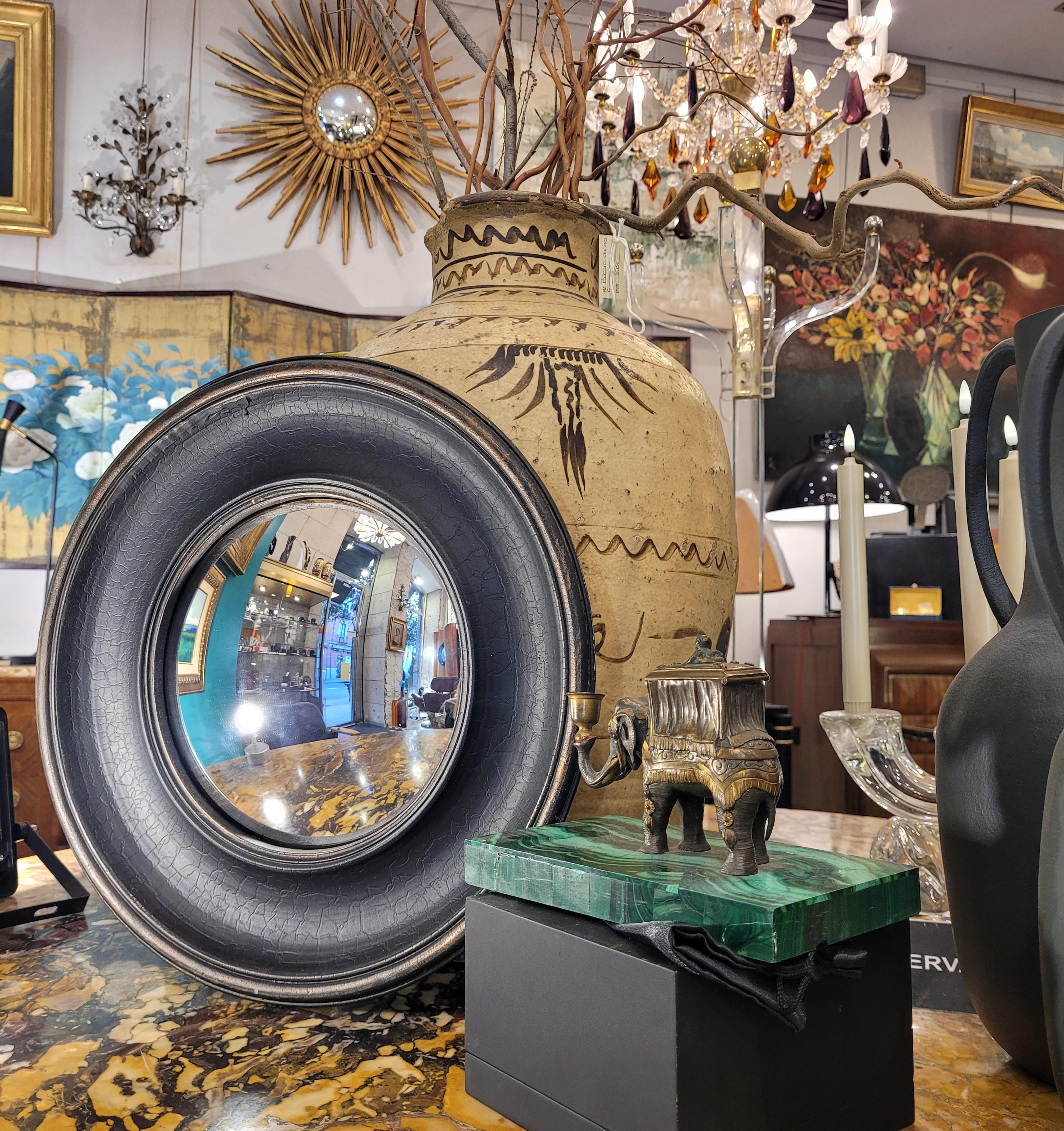  Magnifique miroir convexe noir, encadrement vintage, fin du 20ème siècle - France.
Magnifique et très tendance miroir convexe vintage, avec un cadre noir avec un effet craquelé et usé sur les bords de l'anneau extérieur. En même temps, il présente