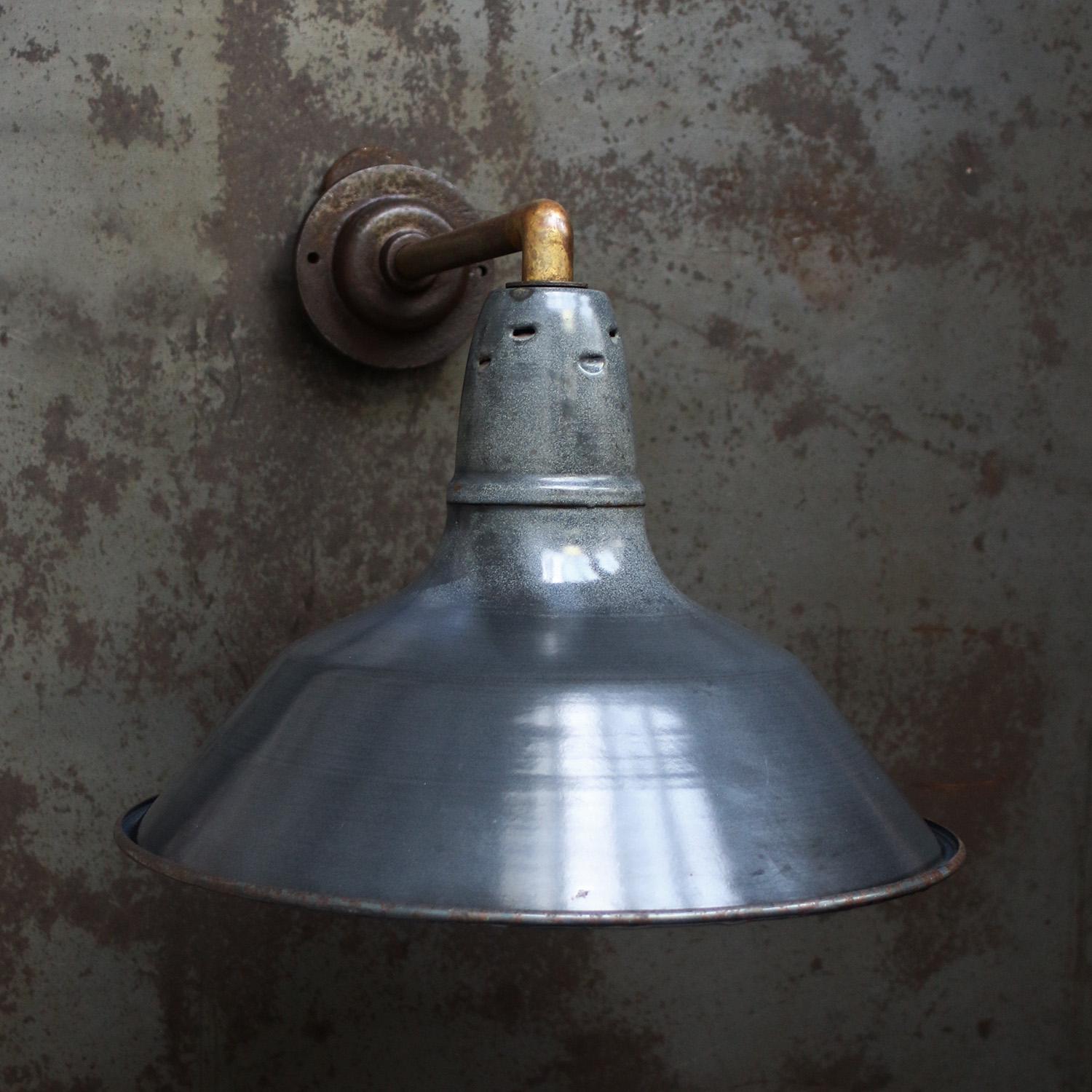Französische Fabrik-Wandleuchte
schwarz / dunkelblau emailliert, innen weiß

Durchmesser Gusseisen Wandstück: 10,5 cm / 4 Zoll.
2 Löcher zur Befestigung

Gewicht: 2.00 kg / 4.4 lb

Der Preis gilt für jeden einzelnen Artikel. Alle Lampen sind nach