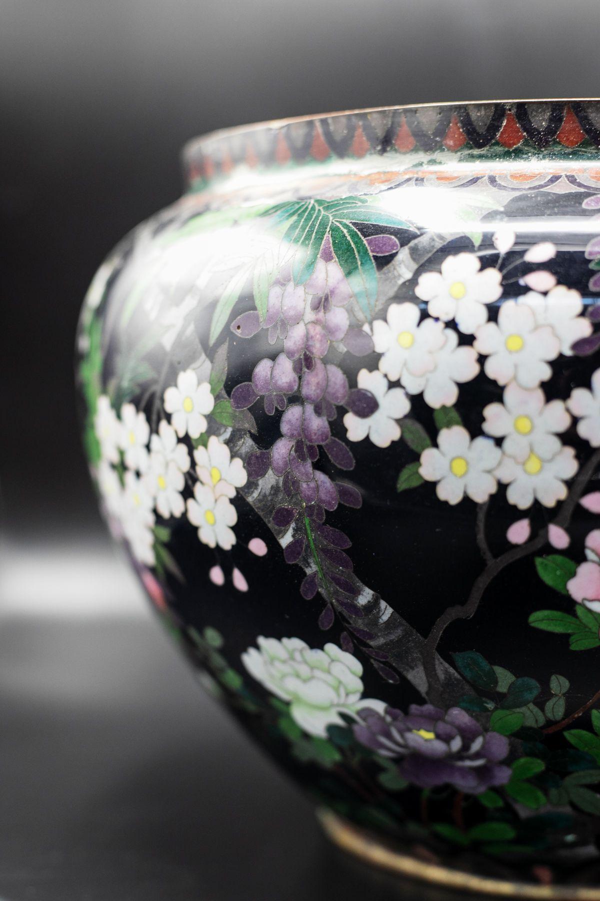 French Black Decorated Cloisonné Vase In Good Condition For Sale In Milano, IT