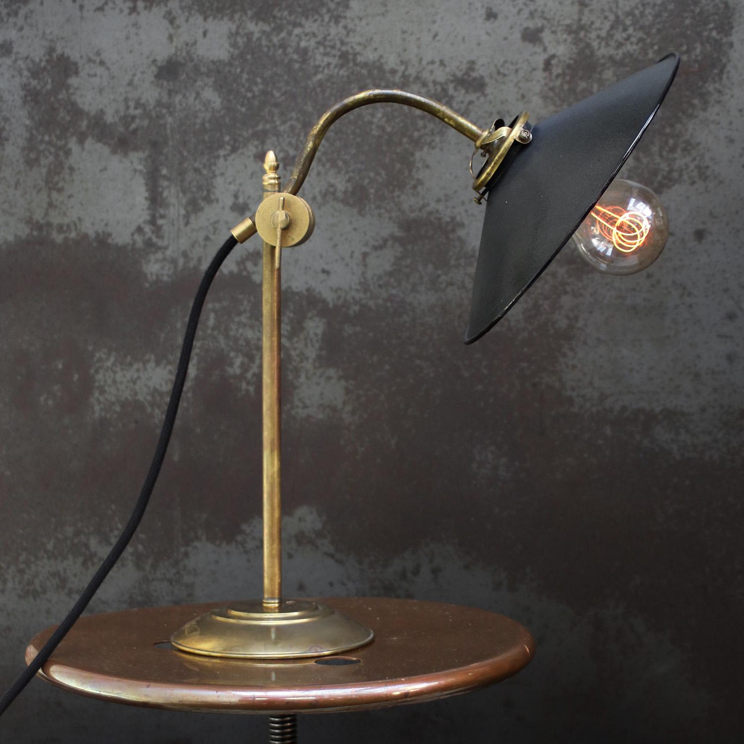 Lampe de bureau en laiton et émail gris foncé.
2,5 mètres de câble en coton noir, prise et interrupteur

Disponible avec une prise UK / US

Poids : 2,50 kg / 5,5 lb

Le prix est fixé par article individuel. Toutes les lampes ont été rendues
