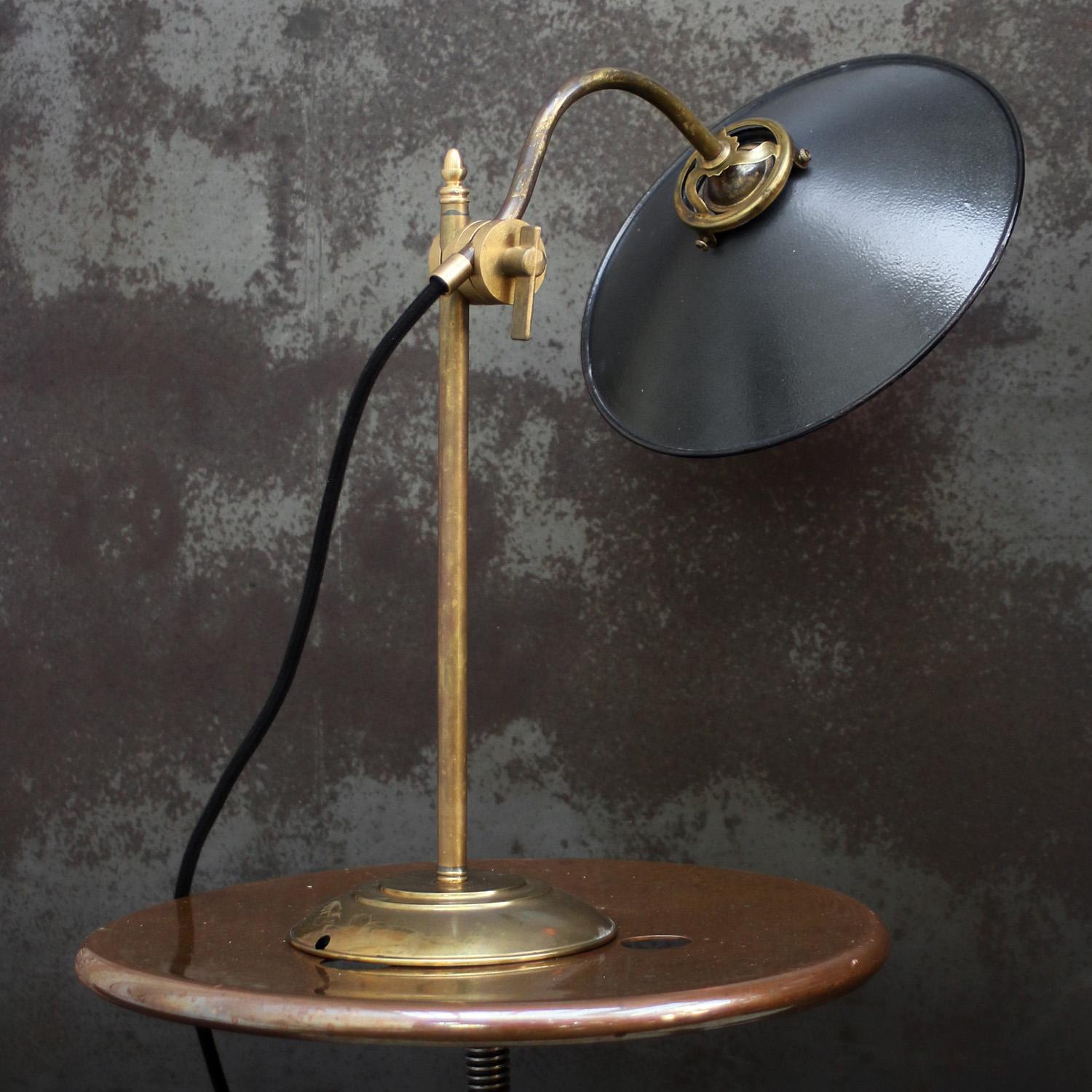 Art nouveau Lampes de table en laiton émaillé noir Lights en vente