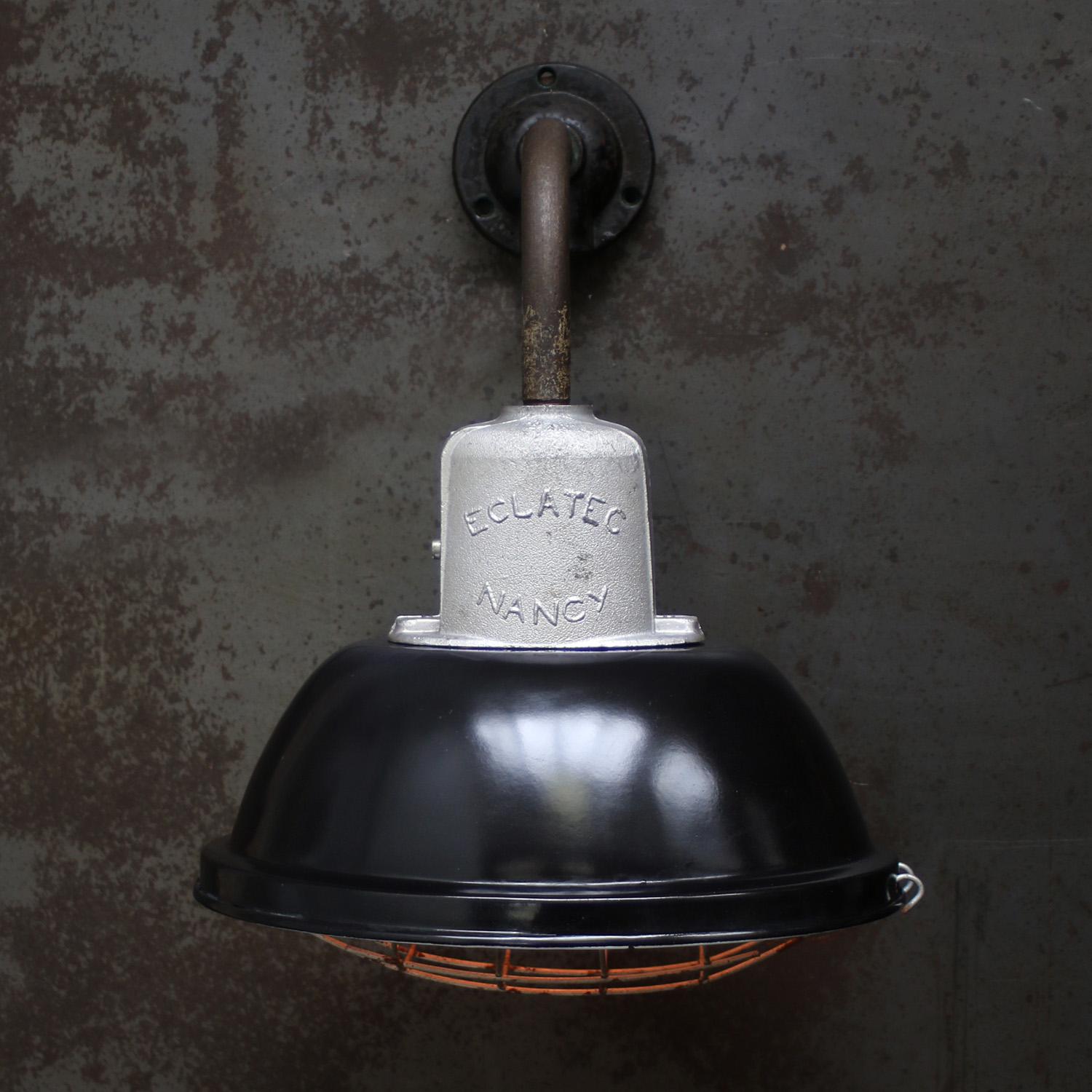 Moulage Applique d'usine industrielle vintage en émail noir français en vente