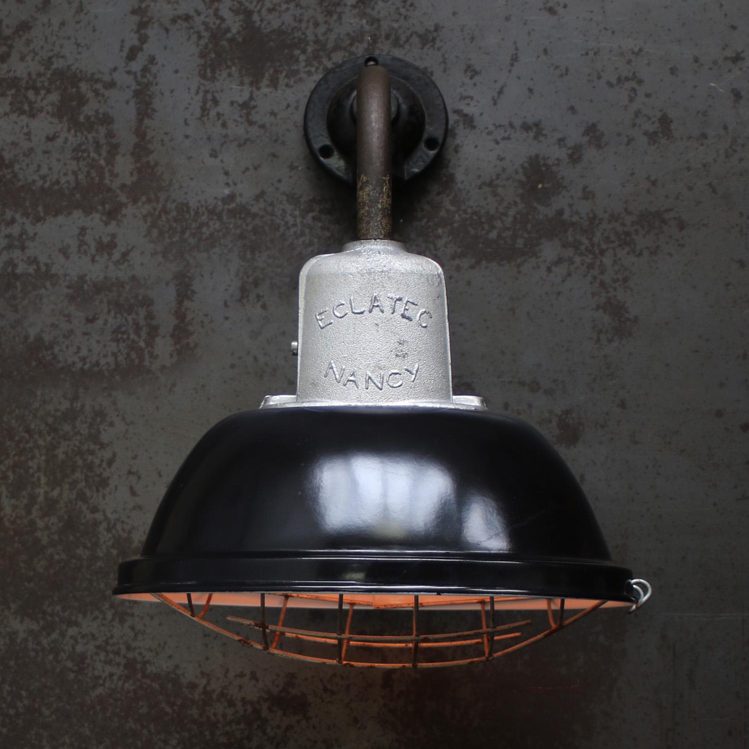 20ième siècle Applique d'usine industrielle vintage en émail noir français en vente