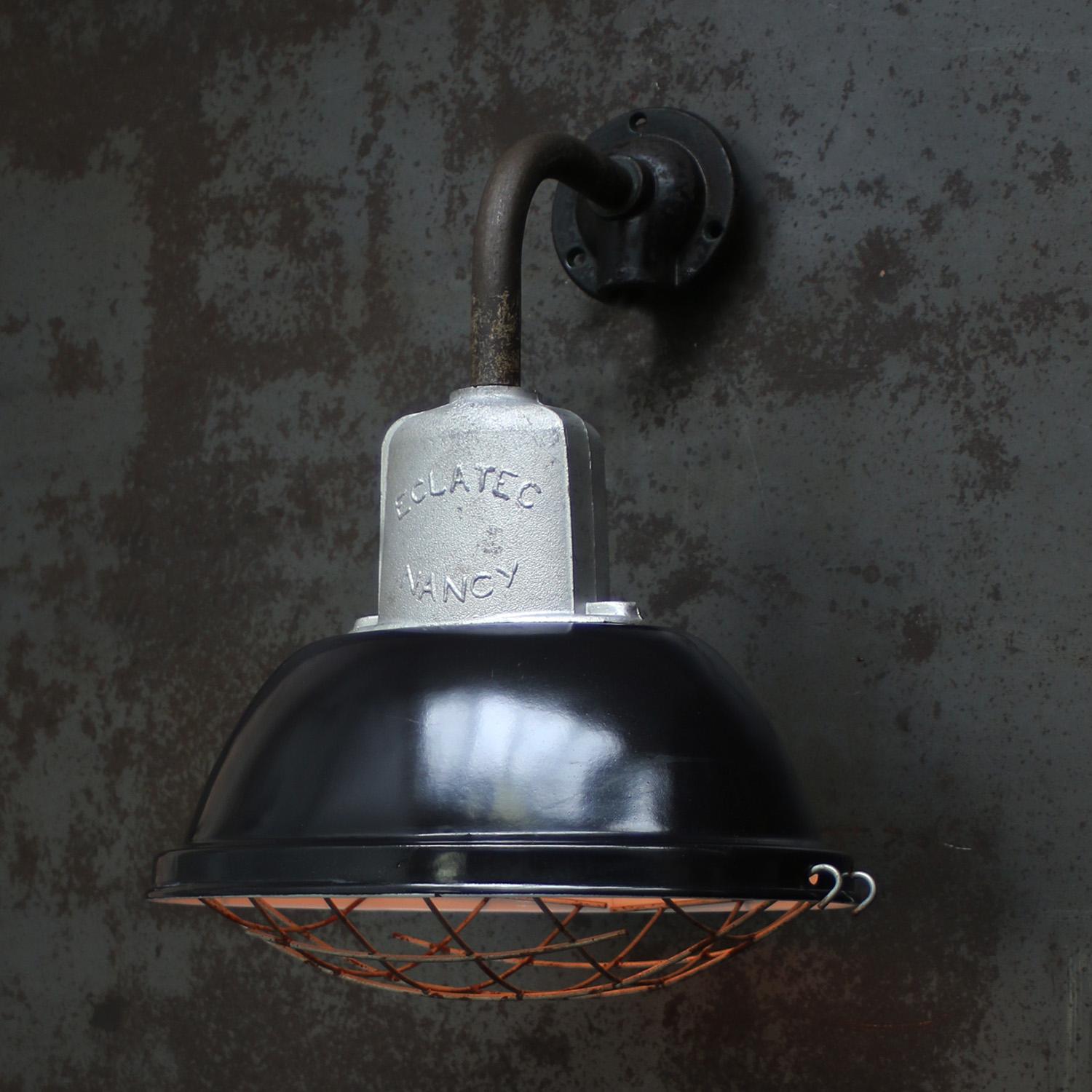 Aluminium Applique d'usine industrielle vintage en émail noir français en vente