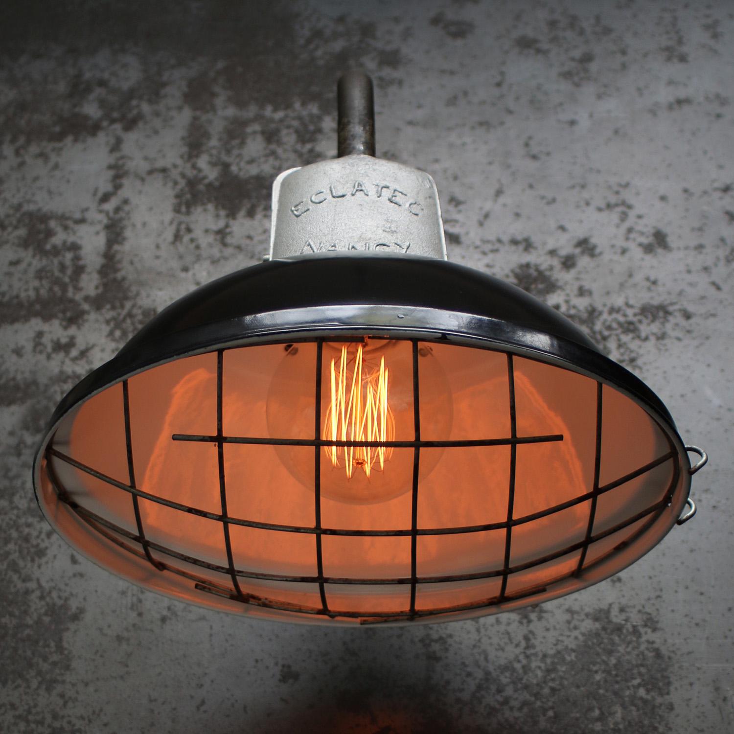 Applique d'usine industrielle vintage en émail noir français en vente 1