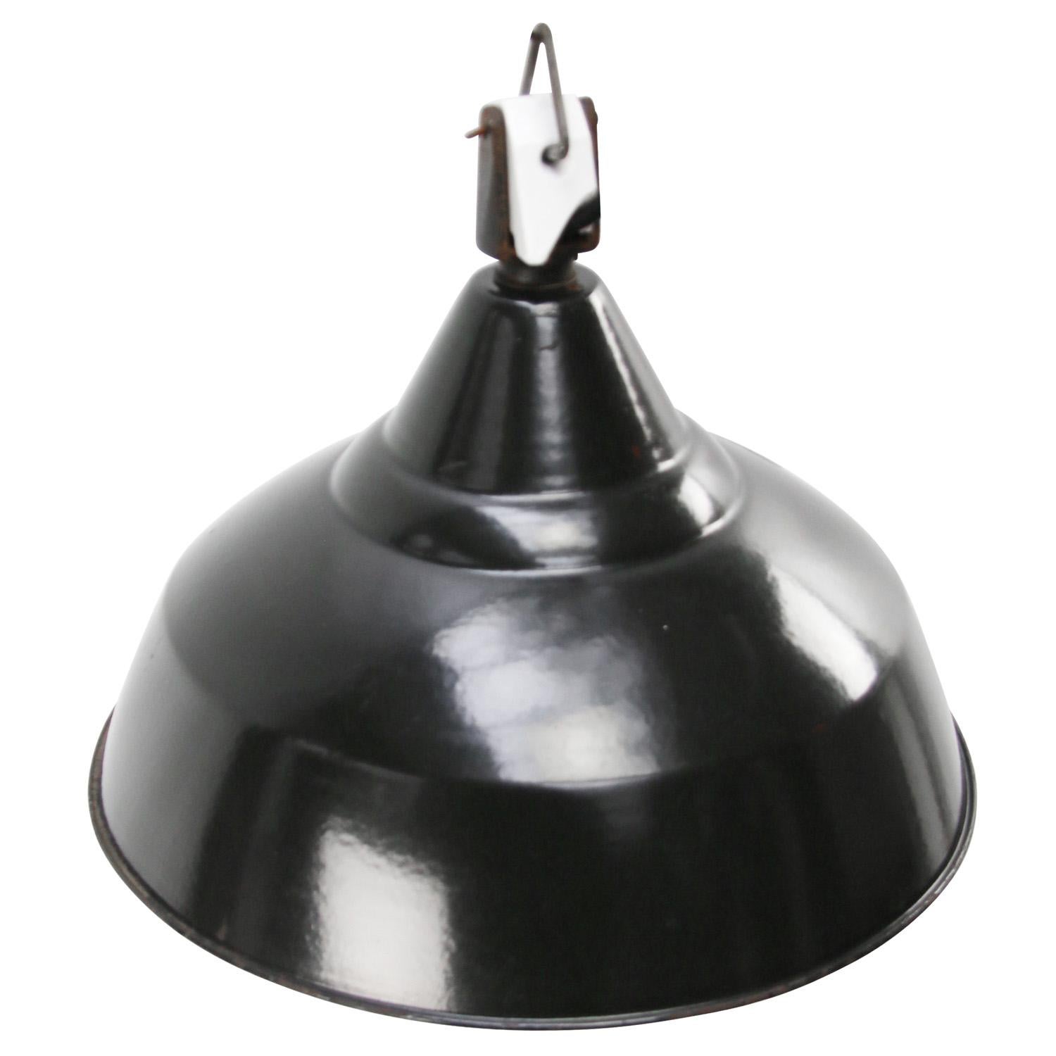 French black Industrial pendant lamp.
Porcelain top.

Used in warehouses and factories in France and Belgium. 

Weight: 1.40 kg / 3.1 lb

Priced per individual item. All lamps have been made suitable by international standards for