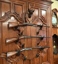 French Black Forest Carved Gun or Coat Rack with Horns and Deer Head Sculpture