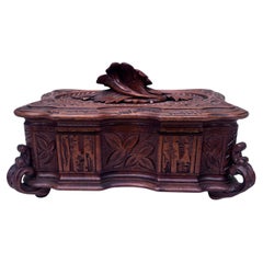 Scatola in legno intagliato Black Forest francese Circa 1900