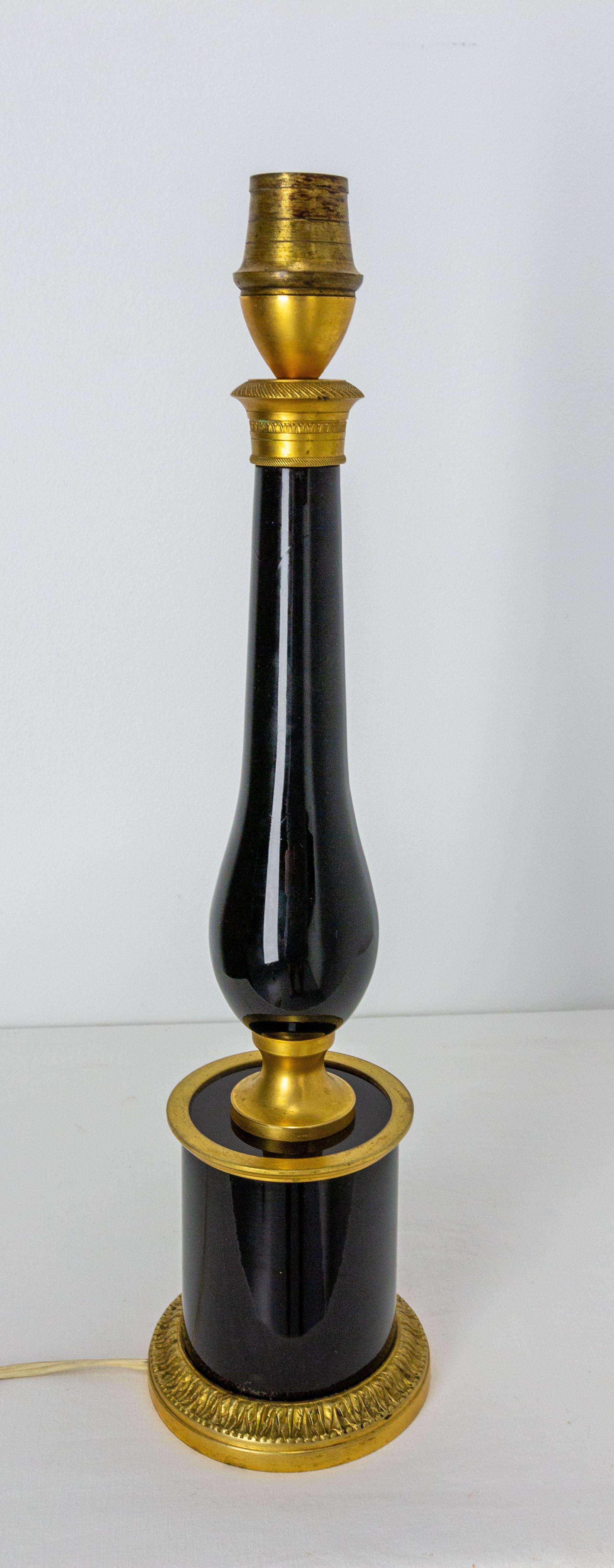 Black Glass and brass table lamp.
Elegant lamp for a dining room, a living room or an entrance, perfect to create a subdued atmosphere.
French circa 1960.
Good vintage condition. A little scratch glued at the foot of the lamp.
Height dimension