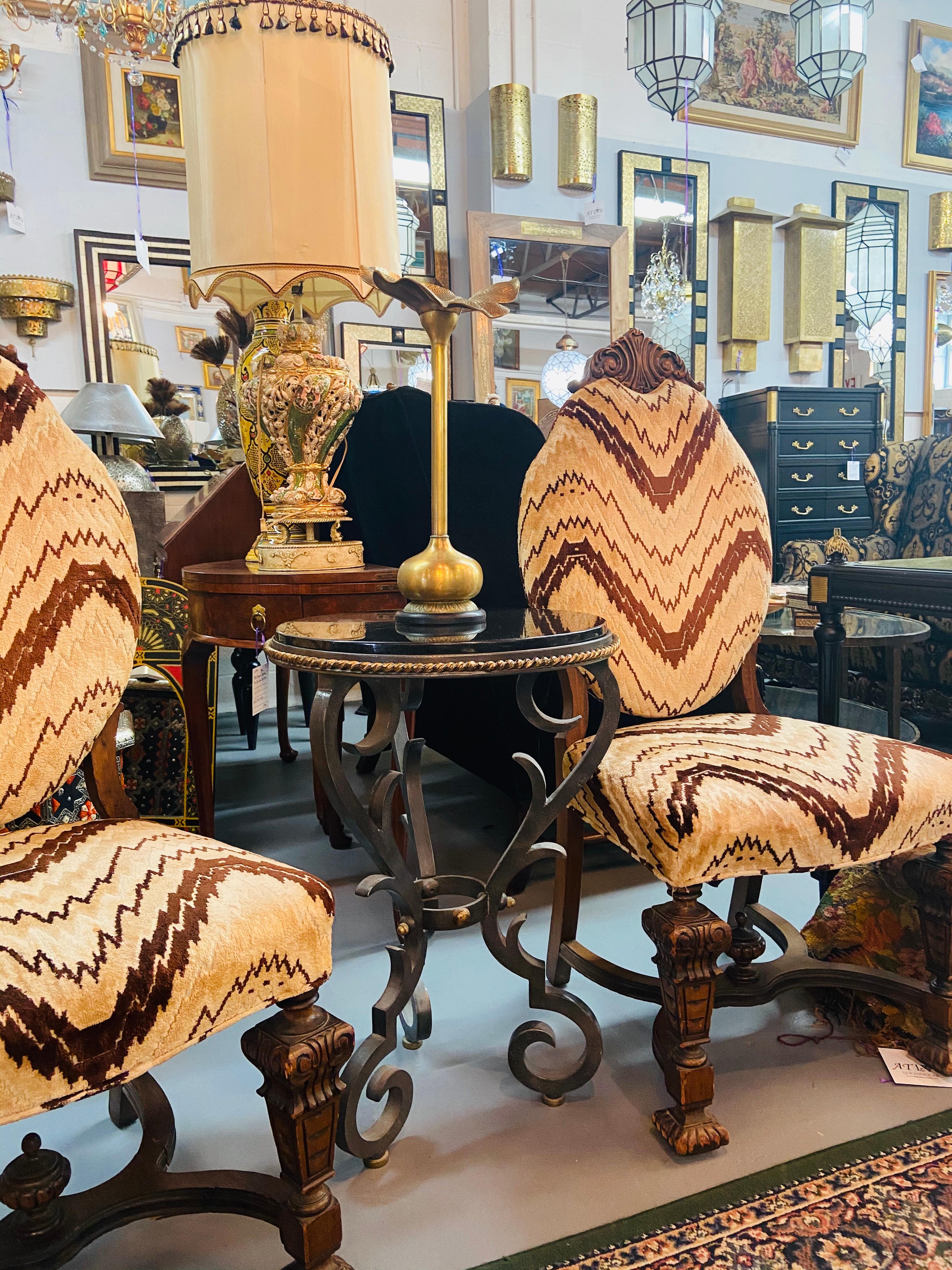 Guéridon français noir avec pieds en volute en fonte en vente 6