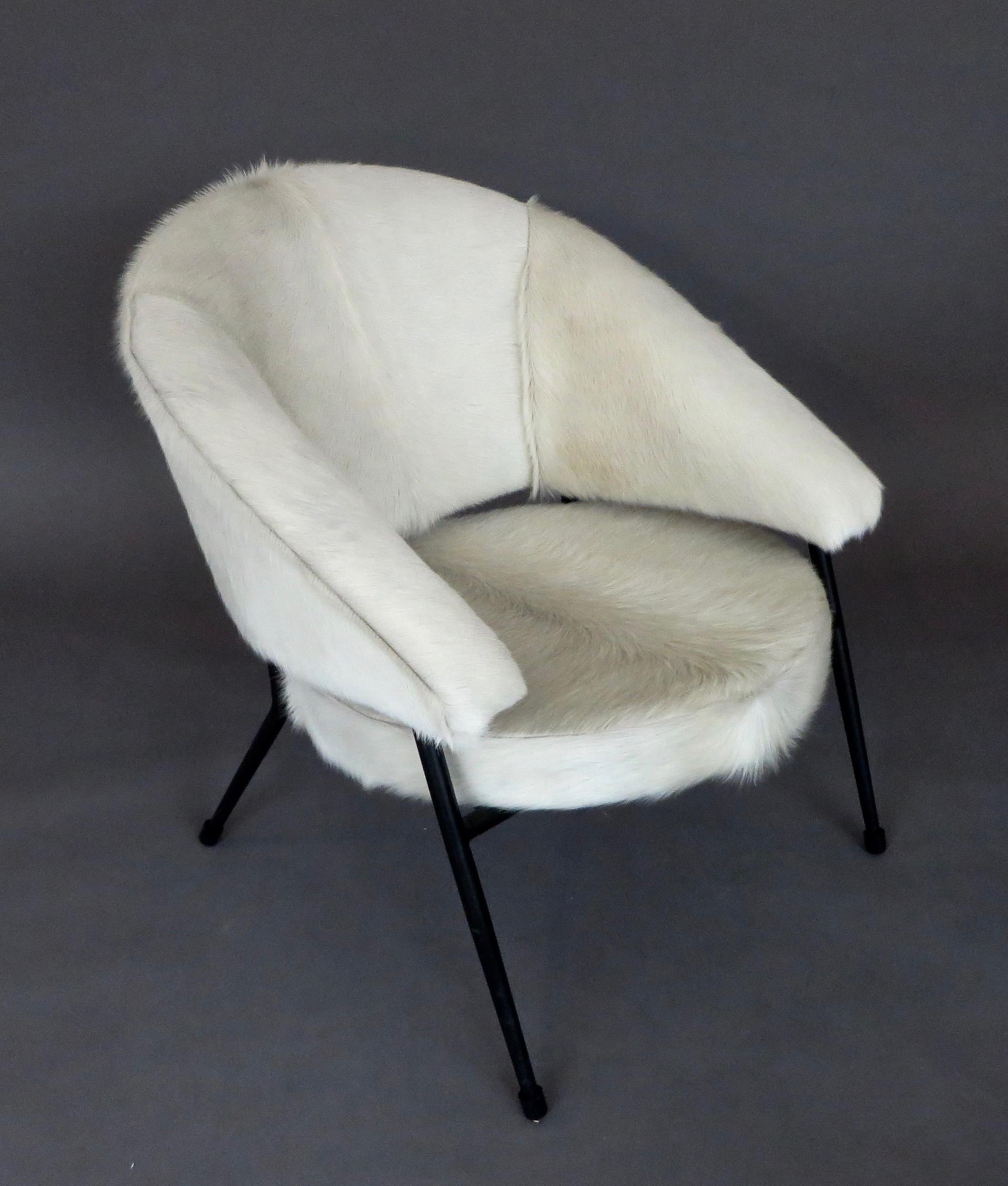 French curved back with nice splayed legs all black iron frame single lounge chair.
The chair has been reupholstered in a white hair on hide back and seat.
Overall size: 26