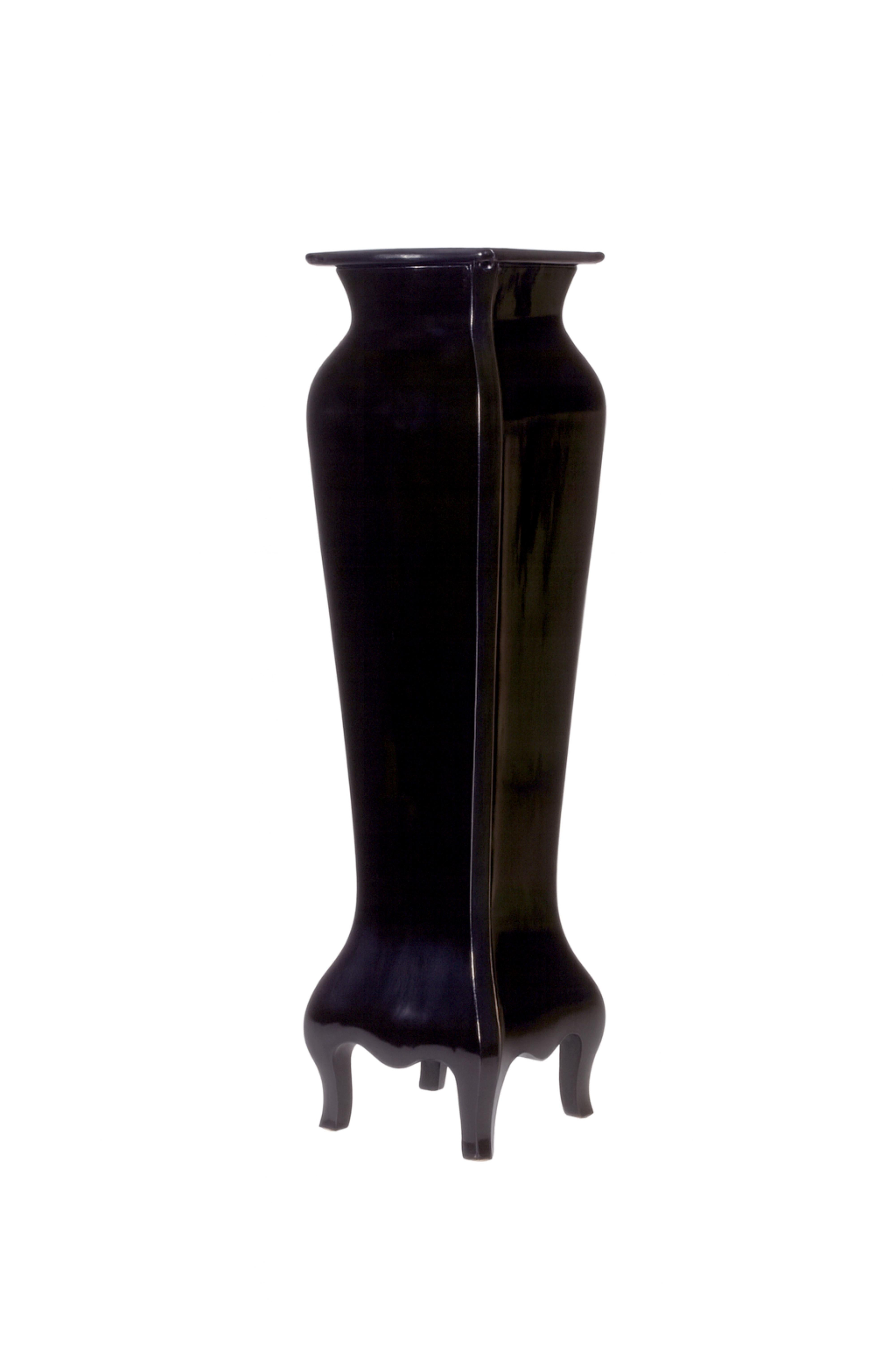 Un vivace piedistallo con piano in marmo, finitura lucida in nero e piedini corti. 
La decorazione è espressiva ma raffinata, combinando lo stile Luigi XV con la raffinatezza Luigi XVI. 
Una coppia vibrante ed elegante, destinata a ravvivare e