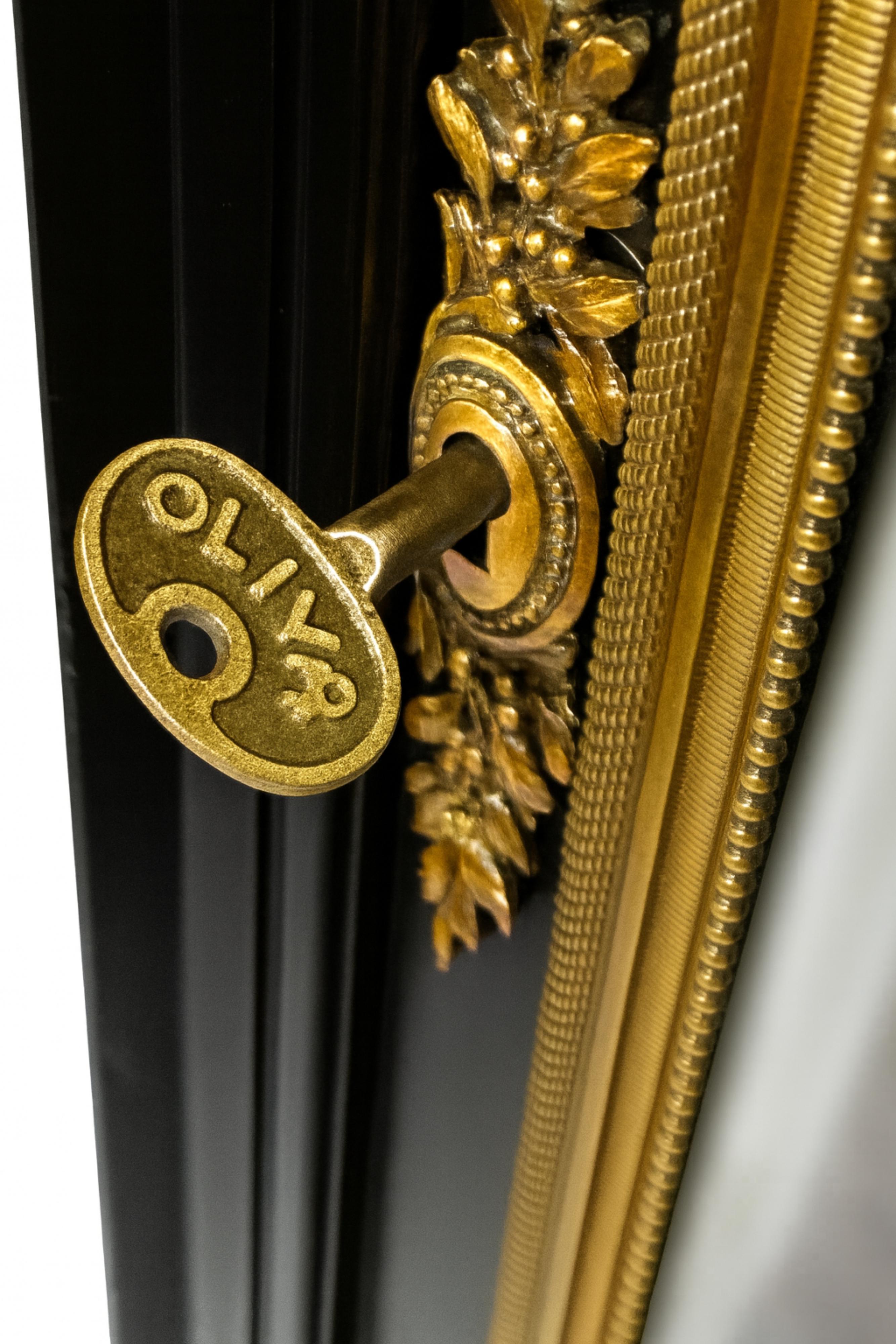 Una vetrina, un mobile o un espositore in stile Napoleone III unico nel suo genere per bijouterie e Jewell. L'interno è caratterizzato da un fondo in vetro, ripiani in vetro traslucido, piano con cornici, intarsio, bronzo dorato e piano in marmo.