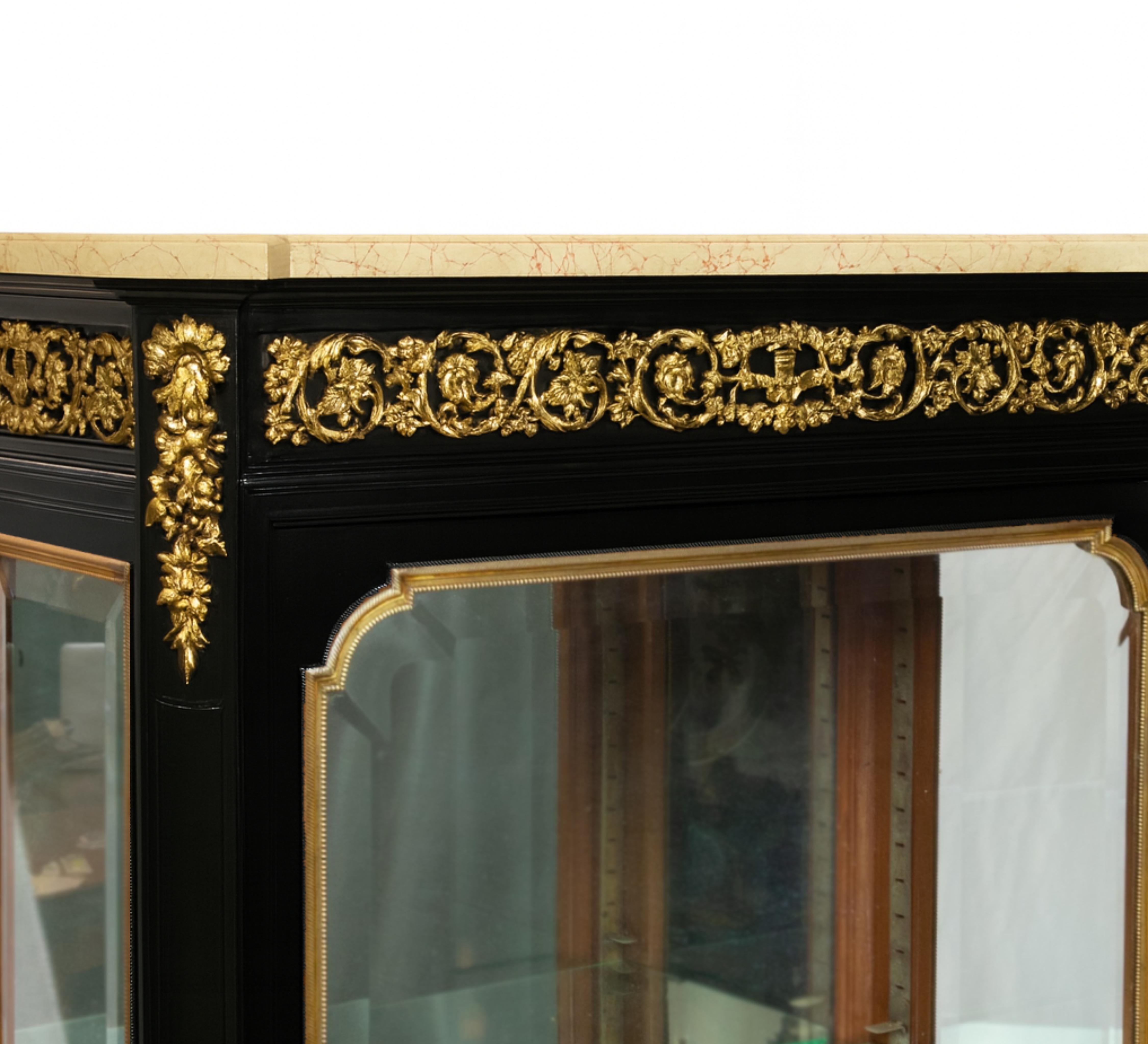 Vetrina francese in lacca nera Napoleone III XIX secolo in vendita 2