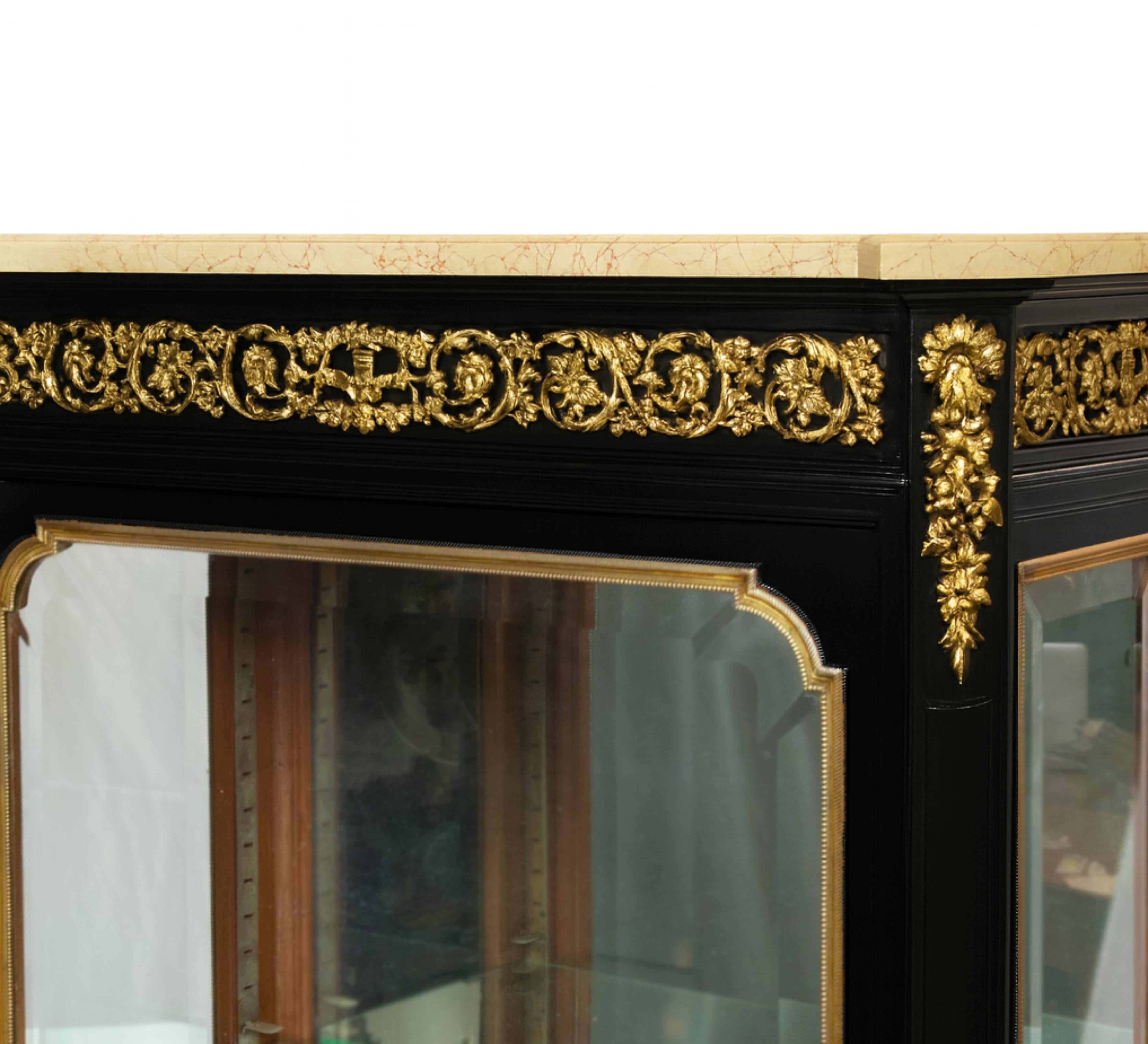 Vetrina francese in lacca nera Napoleone III XIX secolo in vendita 3