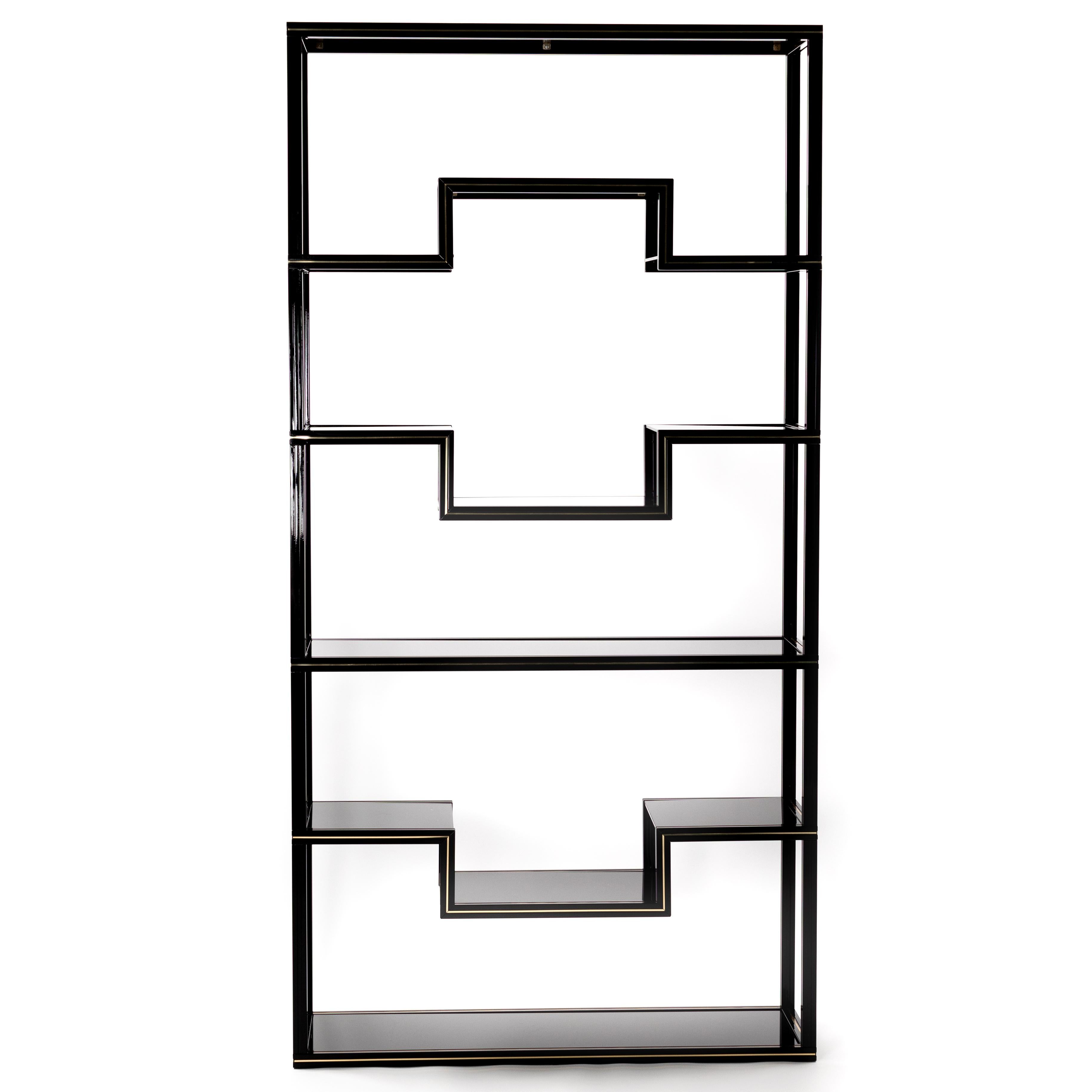 Extravagante, schwarz lackierte Aluminium-Etagere von Pierre Vandel mit Messing-Details und schwarzen Glasböden. 
Etikett - Pierre Vandel Paris - ca. Ende der 1970er Jahre.
Die klaren Linien dieses Regals eignen sich hervorragend für die