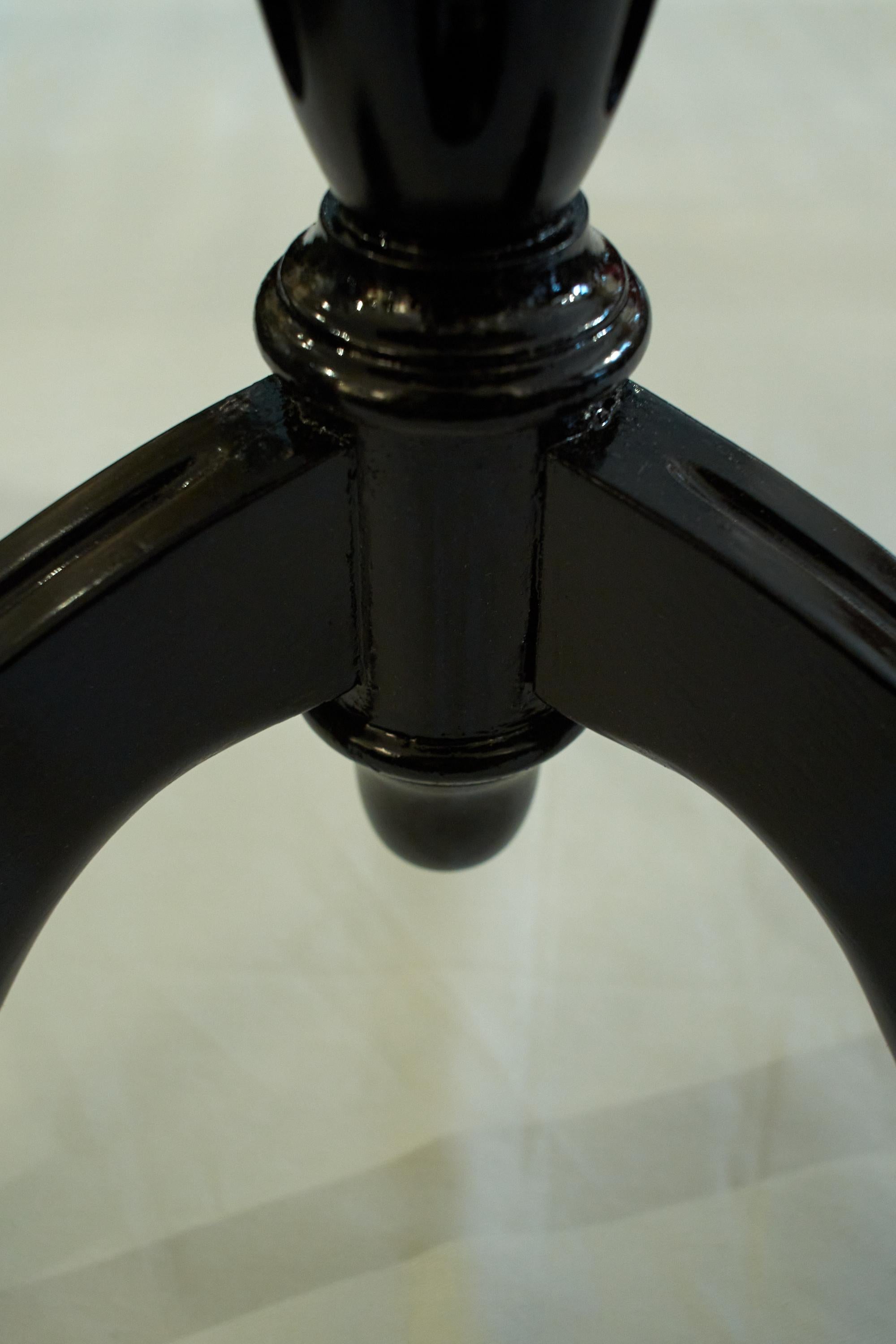 Table d'extrémité française Guridon laquée noire, plateau rond en marbre en vente 2
