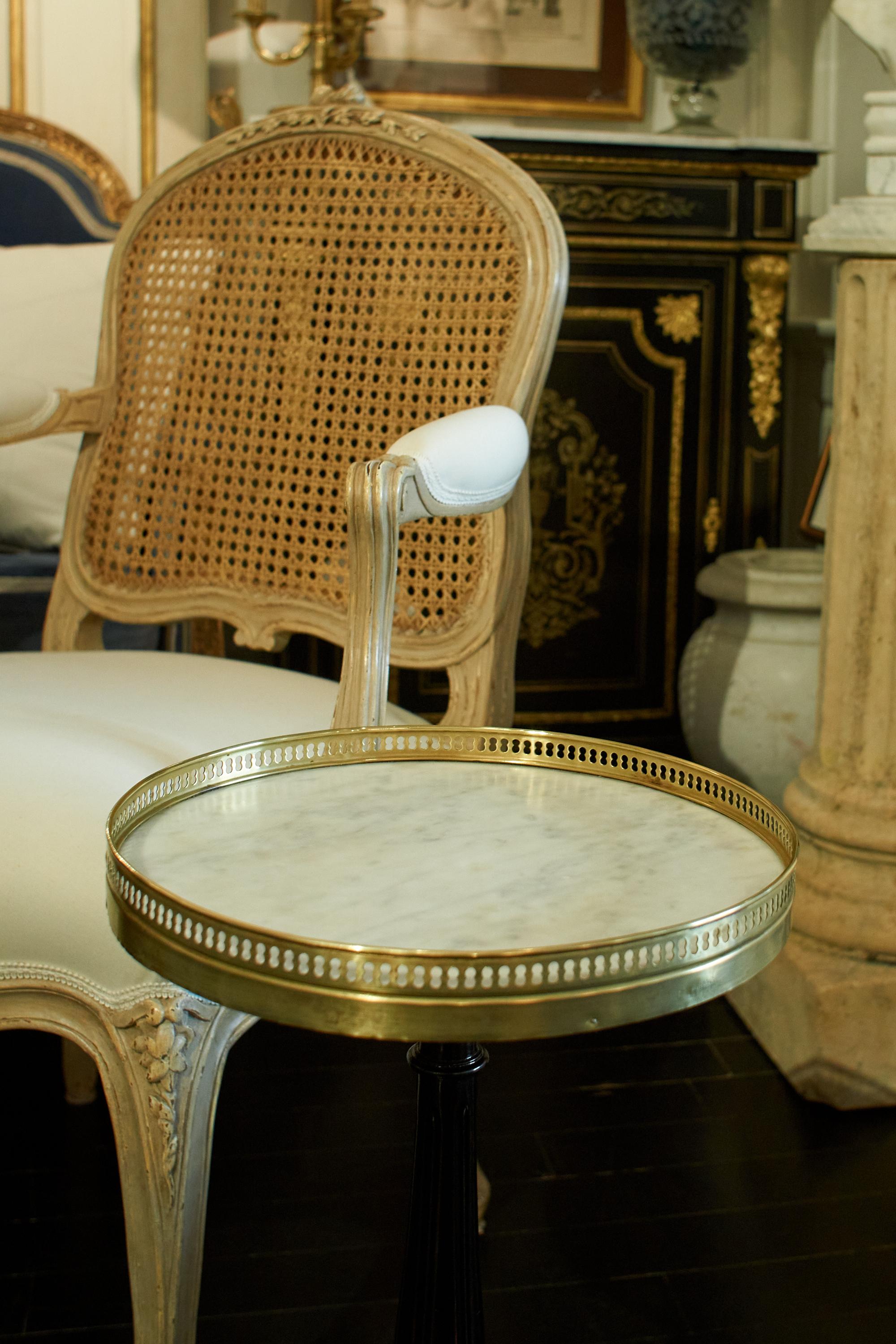 Table d'extrémité française Guridon laquée noire, plateau rond en marbre en vente 5