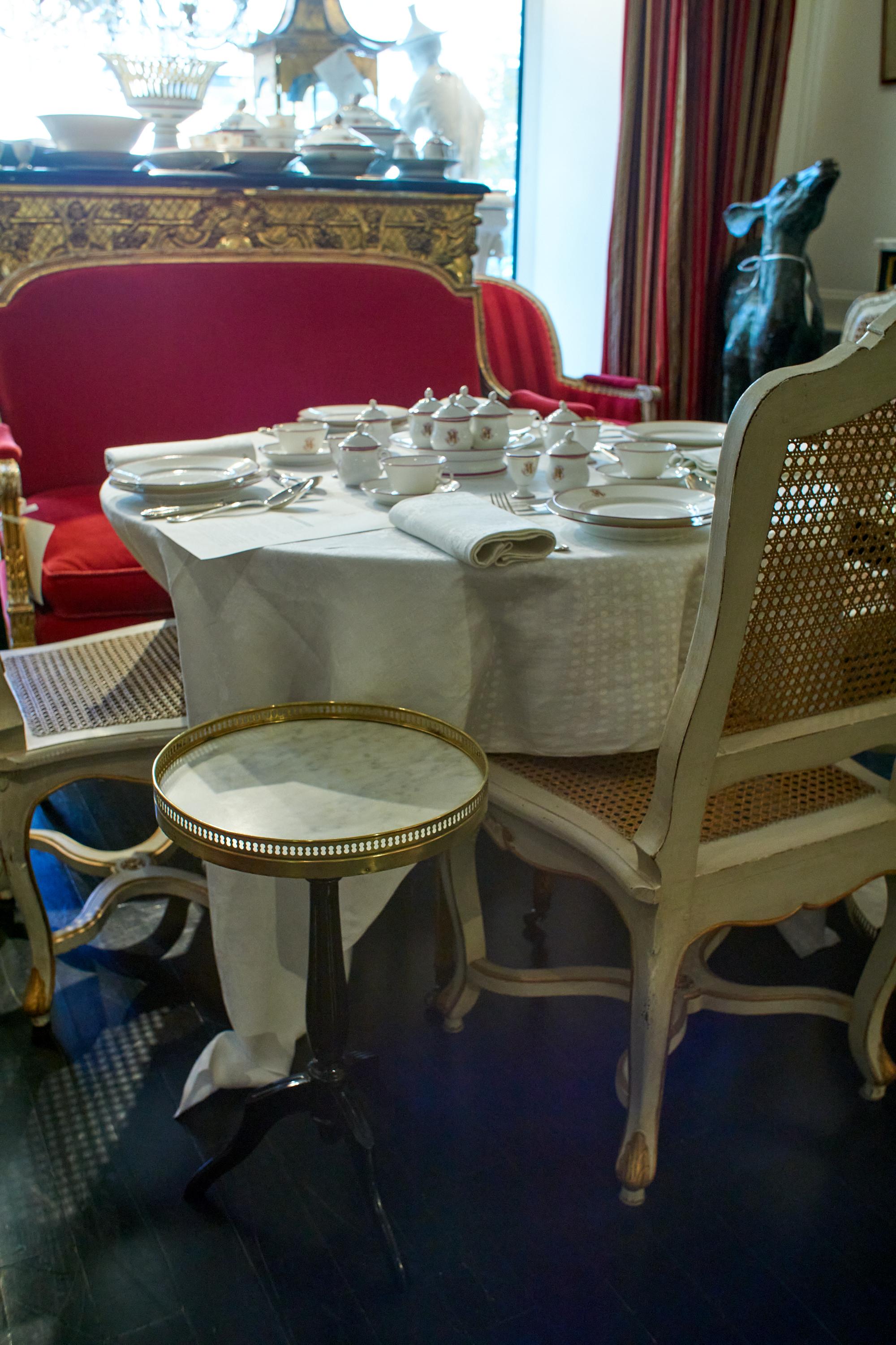Table d'extrémité française Guridon laquée noire, plateau rond en marbre en vente 12