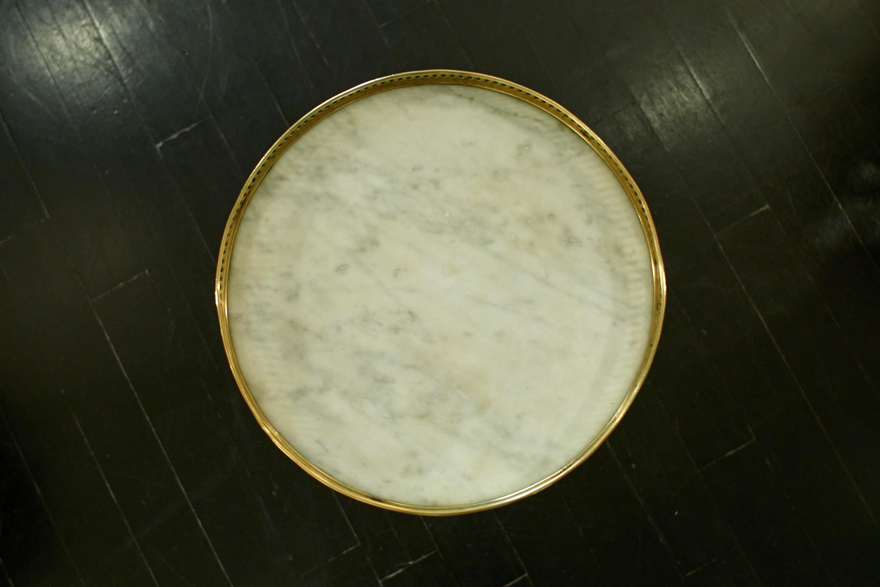 Français Table d'extrémité française Guridon laquée noire, plateau rond en marbre en vente