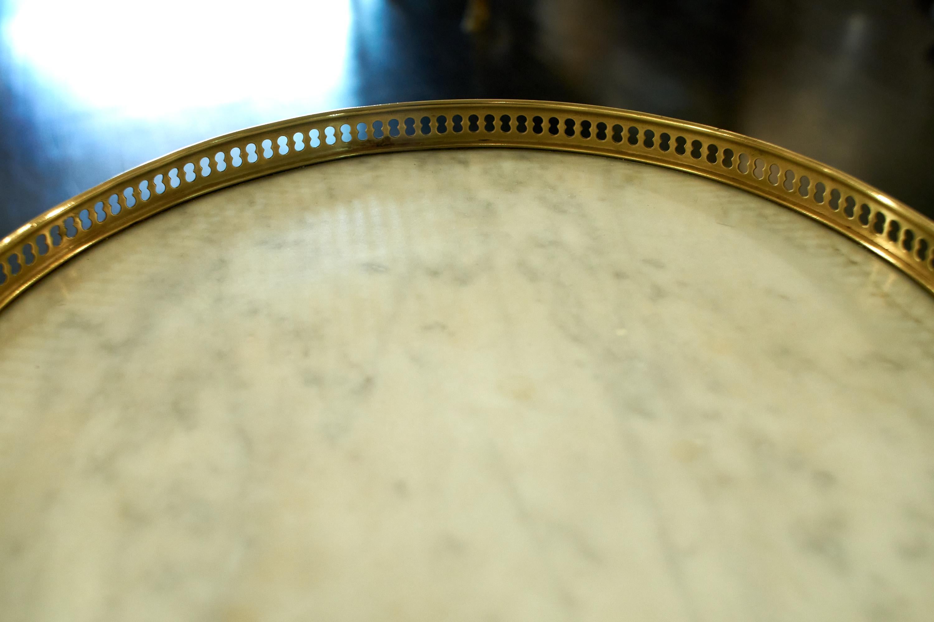 Ébénisé Table d'extrémité française Guridon laquée noire, plateau rond en marbre en vente