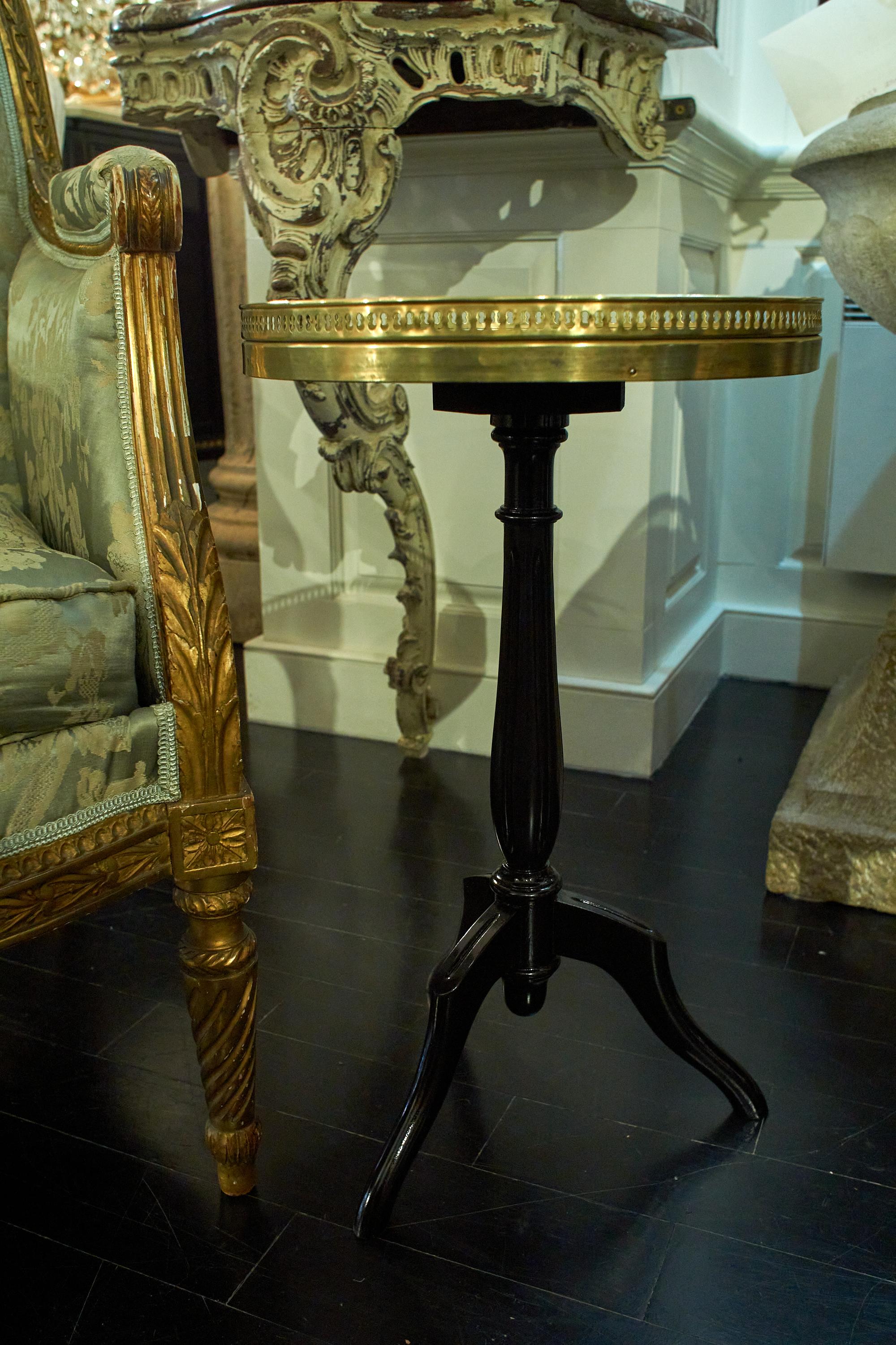 20ième siècle Table d'extrémité française Guridon laquée noire, plateau rond en marbre en vente