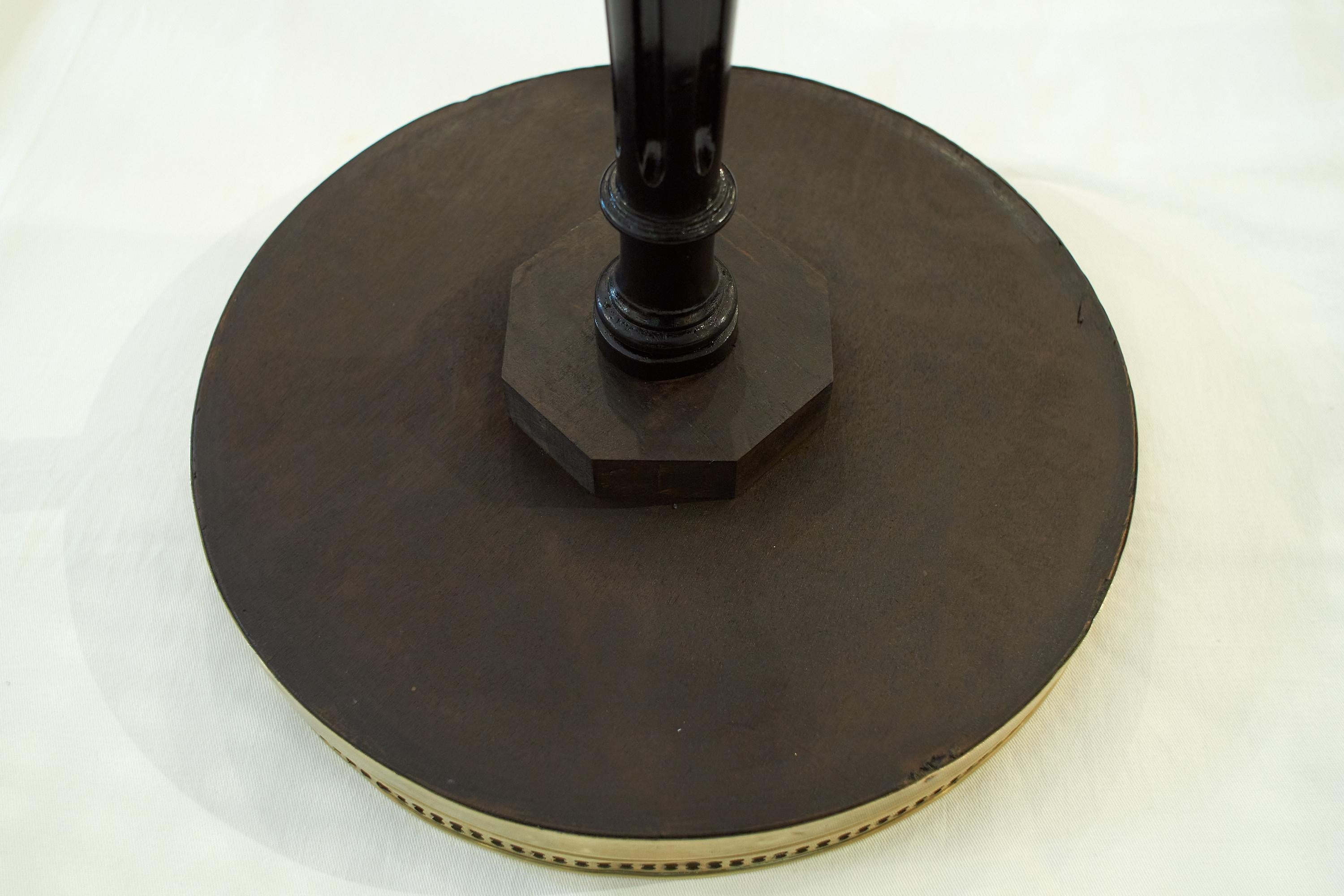 Marbre Table d'extrémité française Guridon laquée noire, plateau rond en marbre en vente