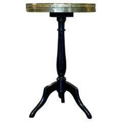 Tavolino francese Guéridon laccato nero, con piano in marmo rotondo