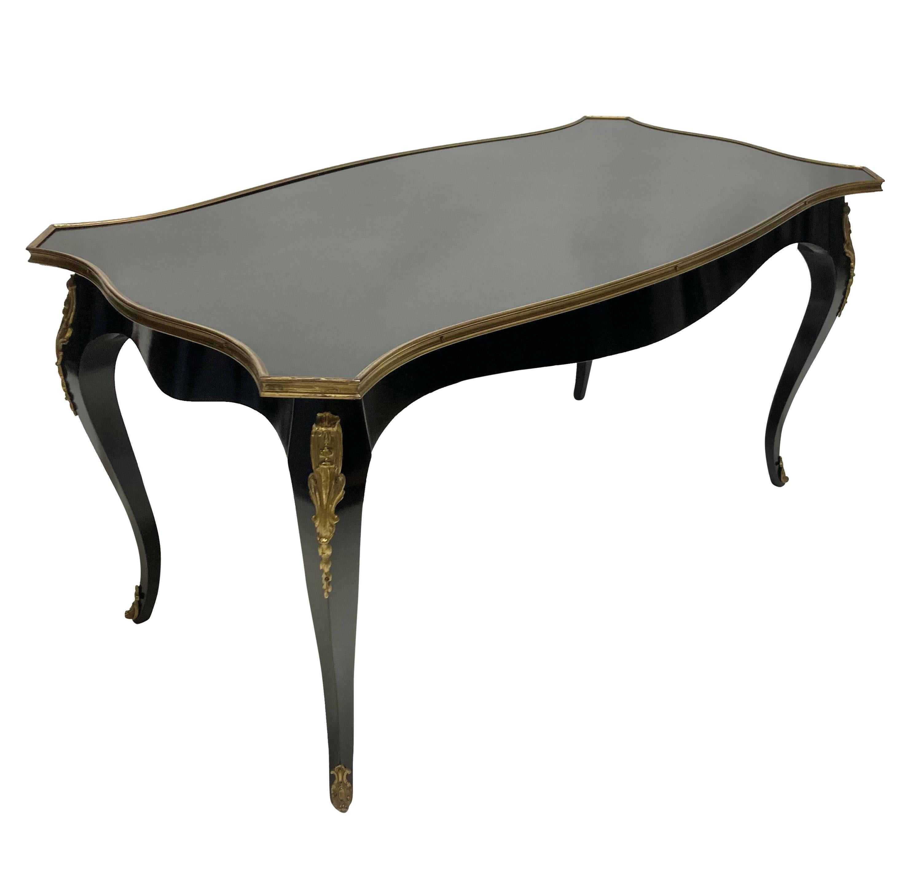French Black Lacquered Louis XV Style Occasional Table In Good Condition For Sale In London, GB