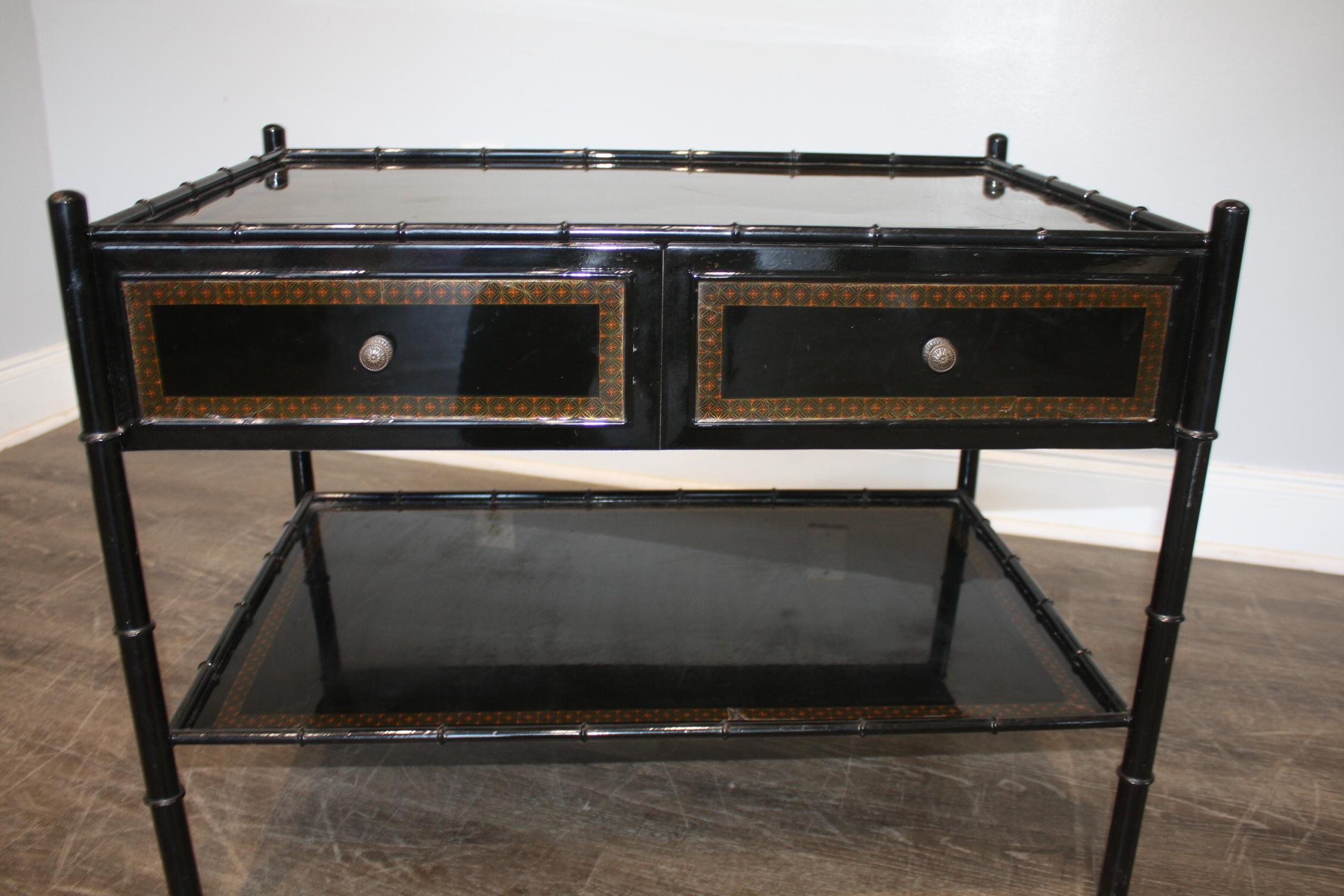 Cette table est en métal avec des pieds en forme de bambou.