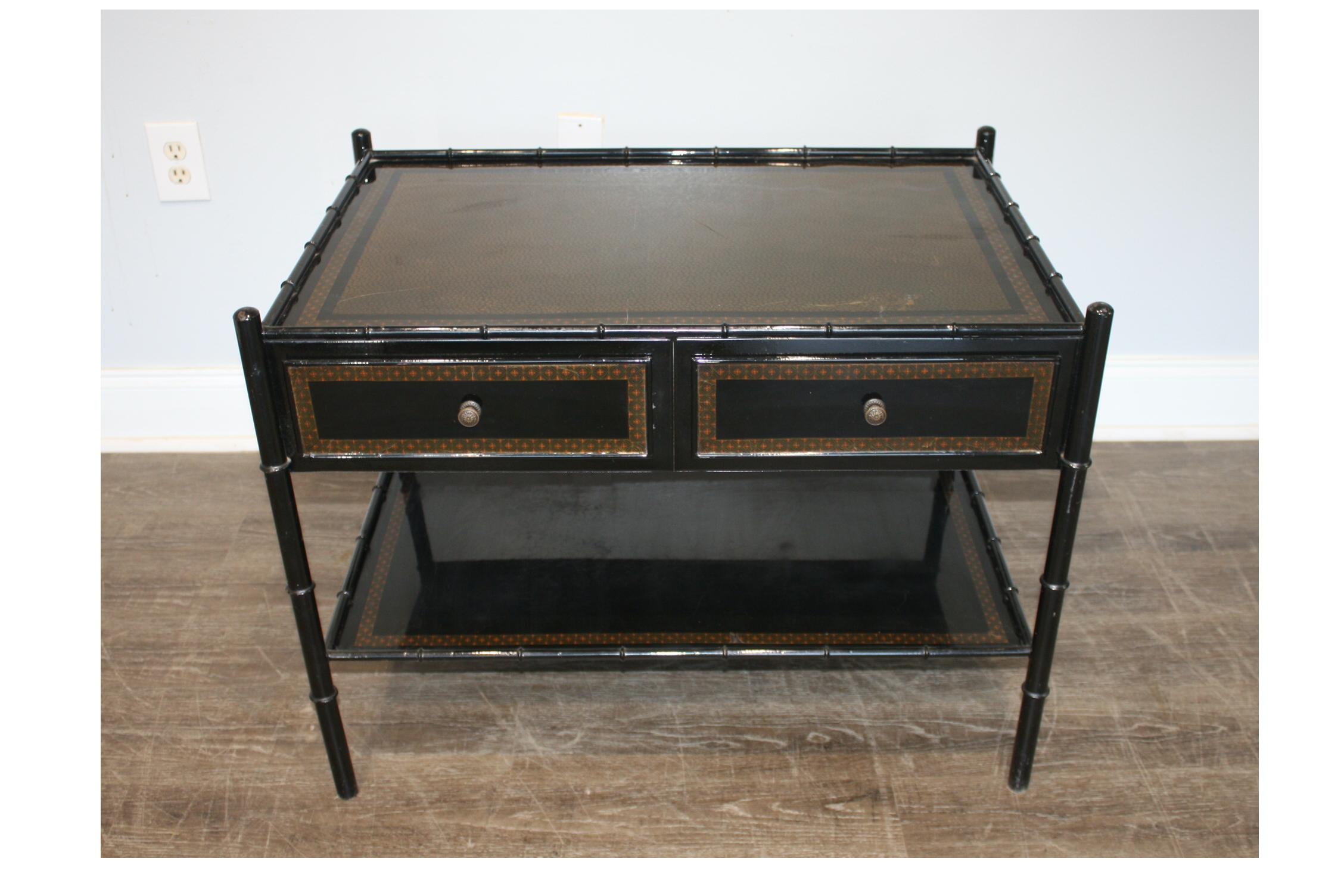 Français Table en métal laqué noir en vente