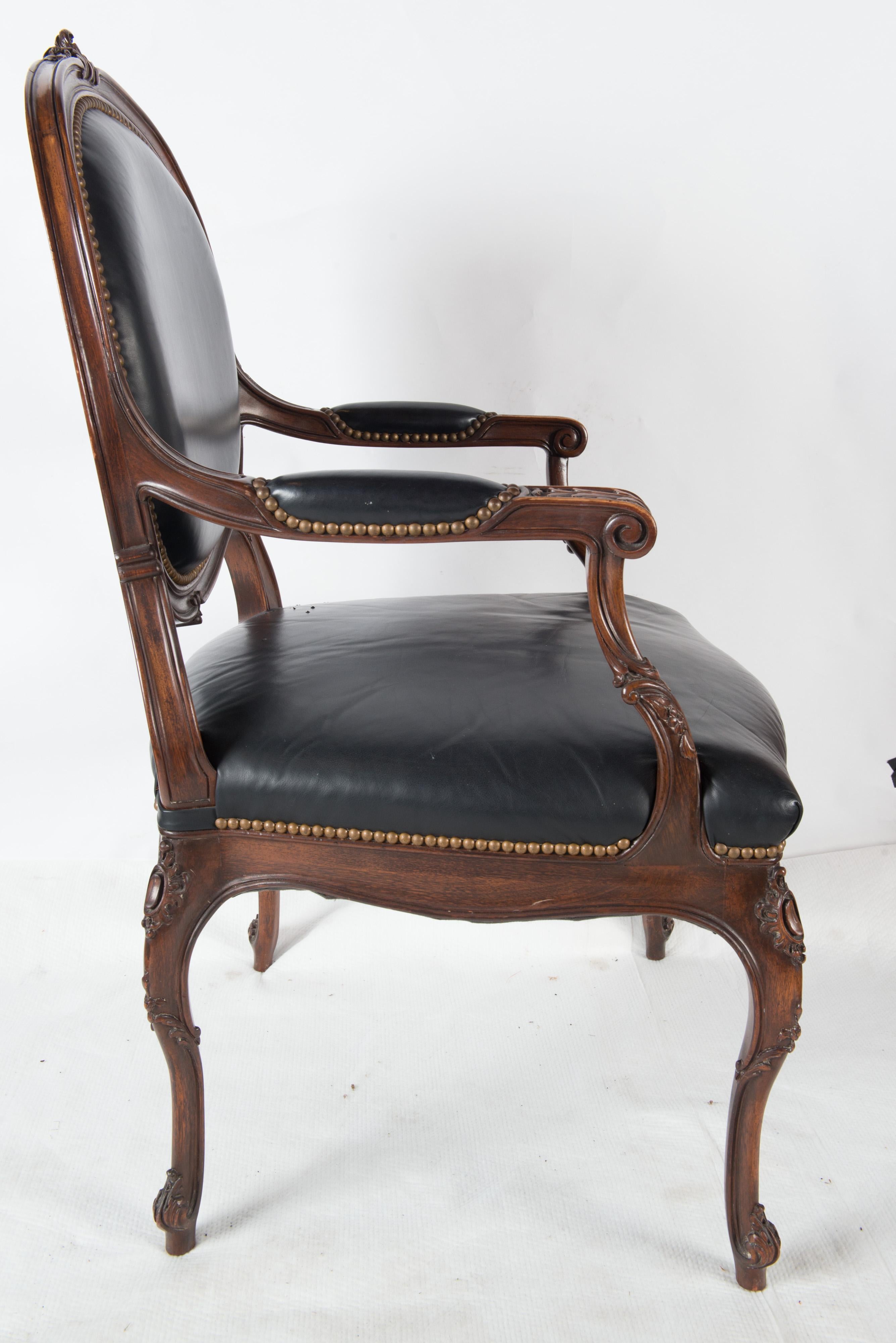Fauteuil/chaise de bureau français en cuir noir en vente 4