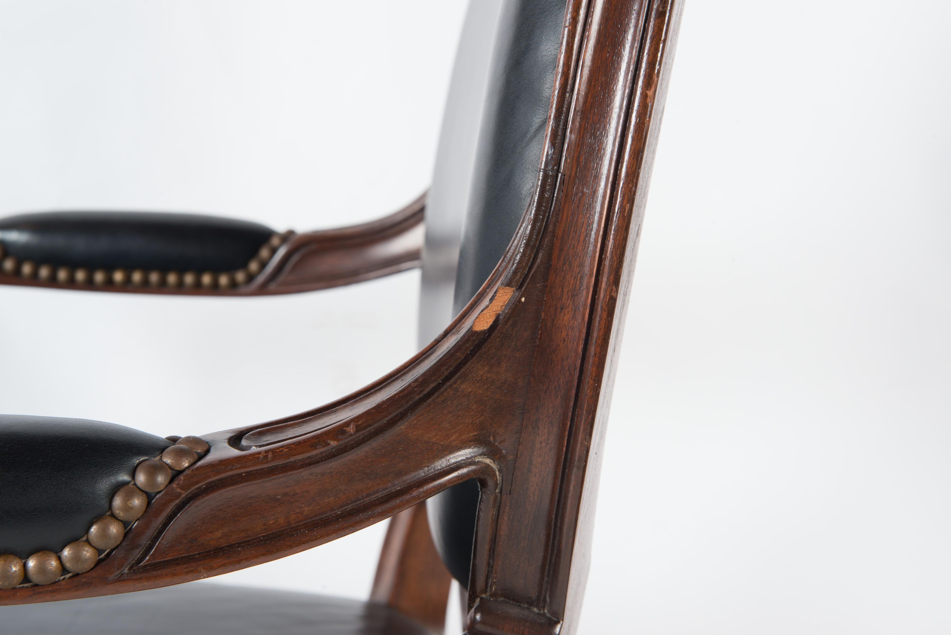 Fauteuil/chaise de bureau français en cuir noir en vente 9