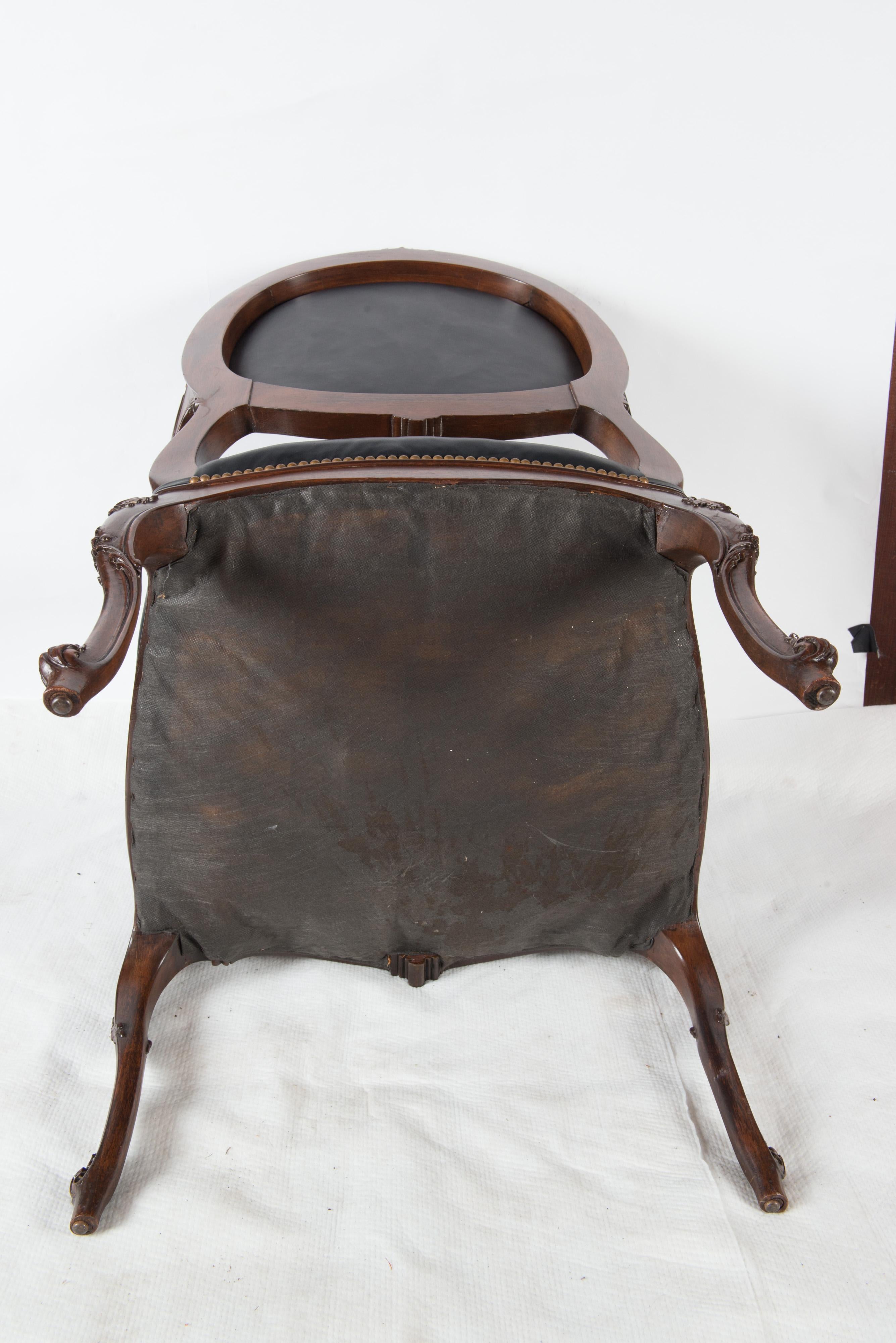Fauteuil/chaise de bureau français en cuir noir en vente 11