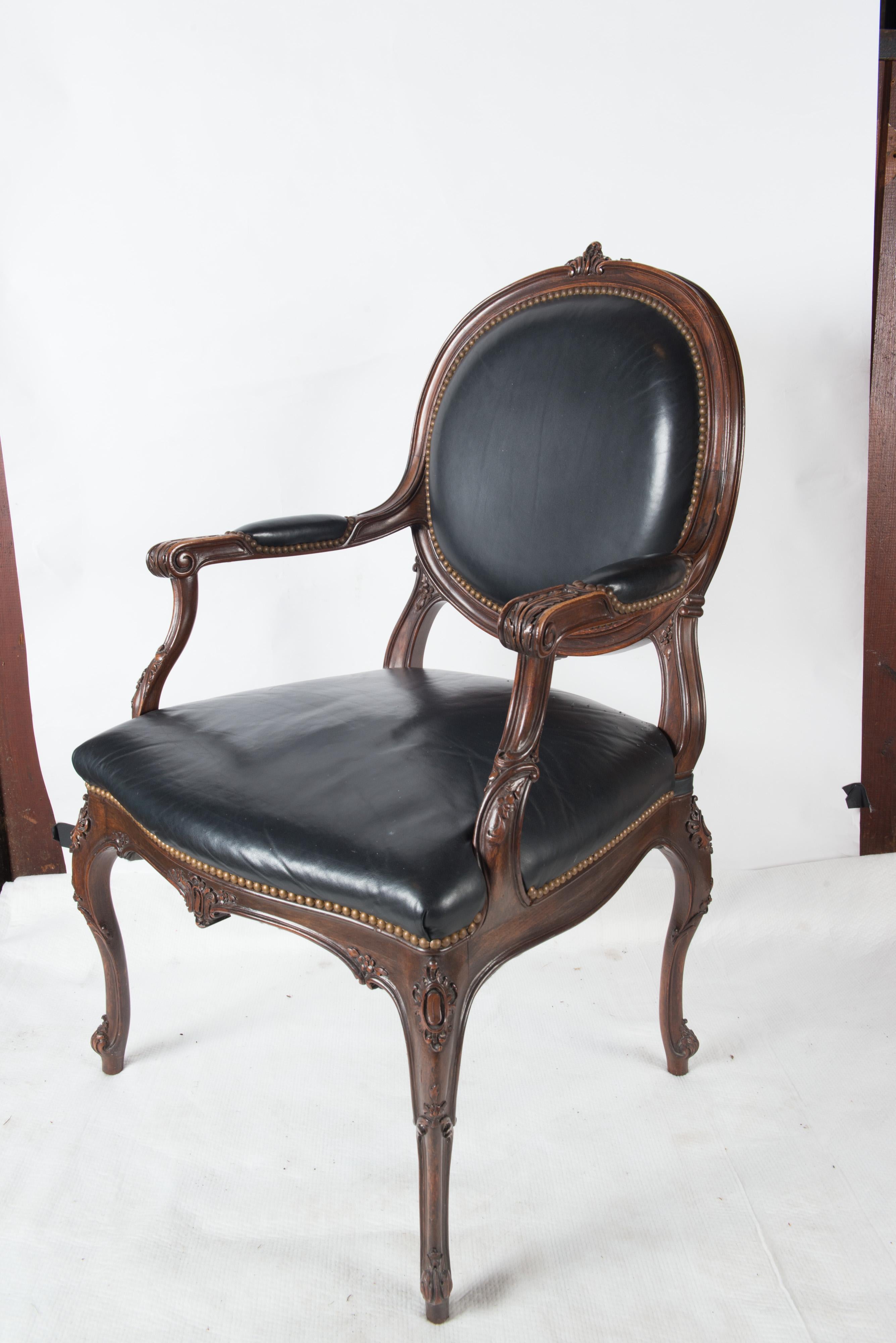 Fauteuil/chaise de bureau français en cuir noir en vente 13