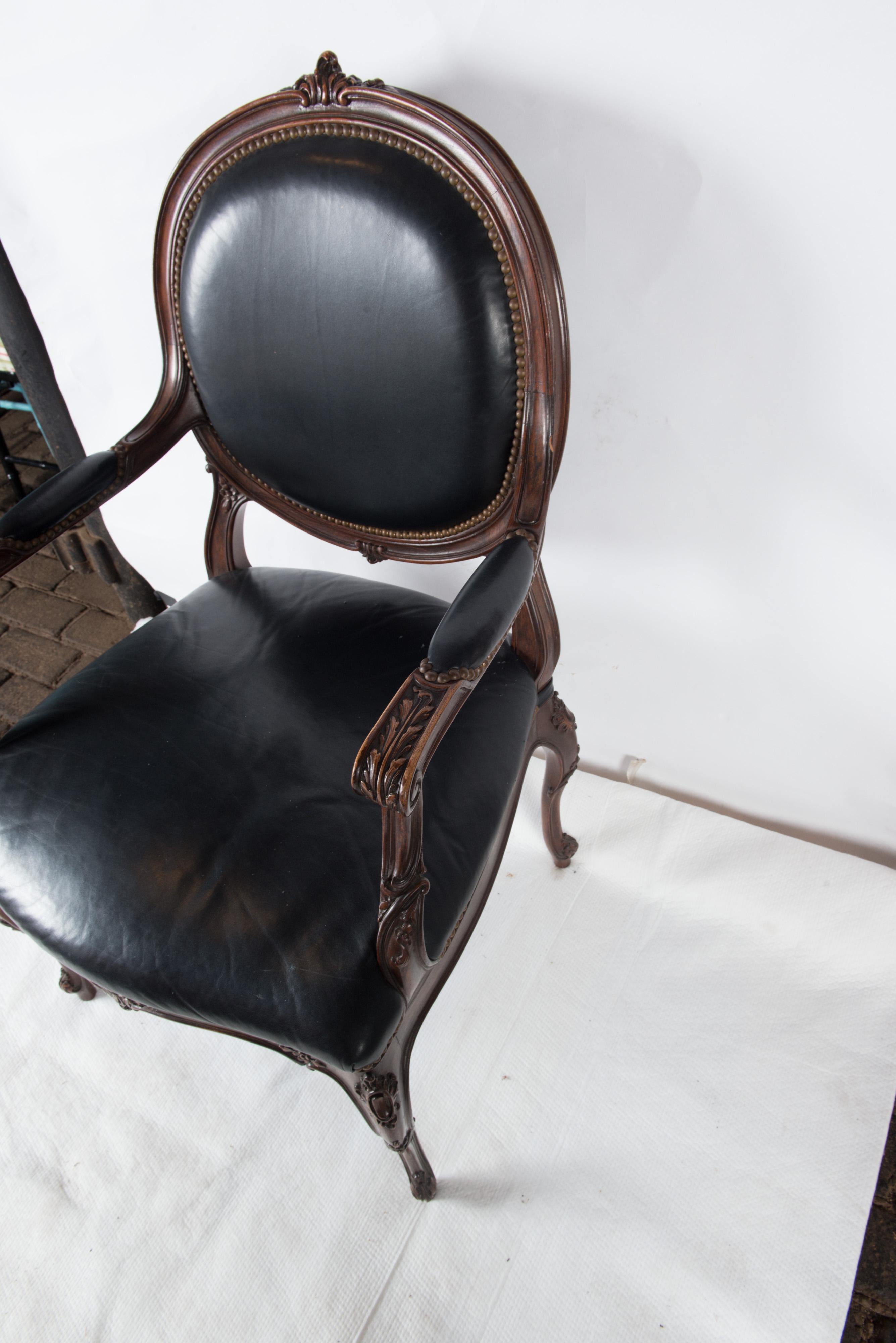 Français Fauteuil/chaise de bureau français en cuir noir en vente